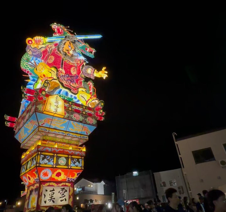 今年運行25周年を迎えた
五所川原立佞武多❤️
高さ20m以上、重さ16t
おっきい！！！！！！！

その一言に尽きる🥹
想像をはるかに越えてくる🥺💕

こちらは駅前の小屋💓
ねぶた同様、
運行前に写真が撮れるよ～☺️💛
おっきな立佞武多は
立佞武多の館にいて
そこから出てくるのも
見てて楽しいよ😆❤️‍🔥笑

立佞武多は8月4日～8日なので
ねぶたやねぷたが終わった8日の
最終日に行けるのも
どちらにも参加してる私からしたら
とってもありがたくて🙏💕

参加勢は自分の団体にフルで忙しいし
観光客の方もね