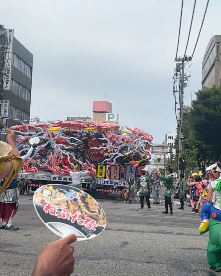 青森ねぶた祭り❤️‍🔥最終日✨
昼運行🔥板金ねぶた前で！

いつも最終夜の6日夜にはじけるので
7日はもう1週間の疲れがピークで笑笑
夜の海上運行と花火大会からの
参加なのですが、、
跳ね足りず笑、
初めて昼運行に参加！！

今年は暑すぎるし30℃以上の
太陽照りつける中
跳ねたけどお昼はお昼で楽しかった！
沿道の皆様のお顔もよく見えるしね🥰

前は太鼓やハネトで参加してた
ねぷたねぶただけど発信始めてからは
どうしても撮影のみの日、とかが
出てくる🫡
ただでさえねぷたとねぶたの
行き来で足りなかったので