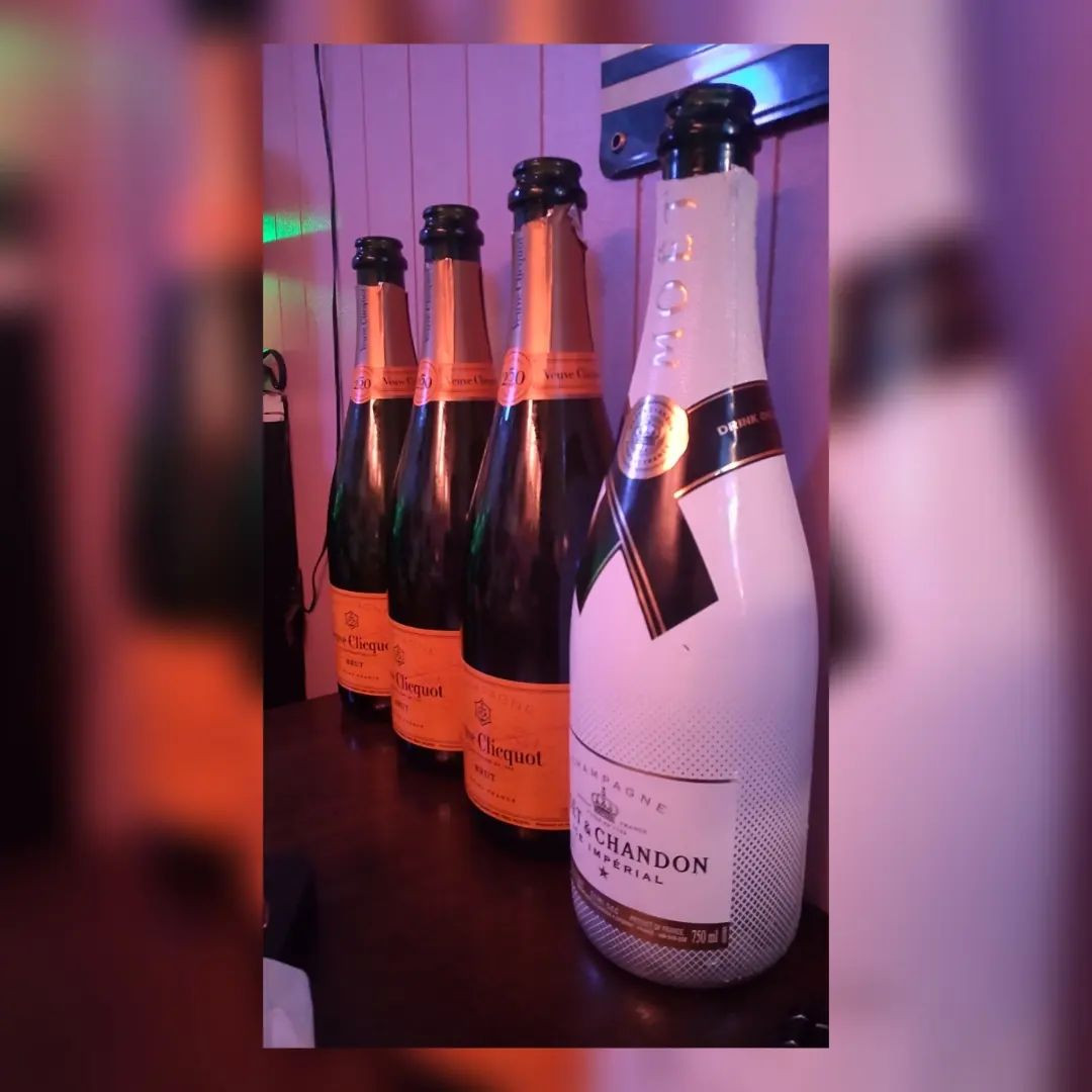 ⁡⁡
⁡
シャンパン飲んでたらシャンパンしか飲みたくない口になったらしくシャンパン祭り開催してました🍾✴︎
⁡まじダイヤモンドな愉快達🤣🤘⁡
⁡明日からは5連休の始まり❤⁡(ﾟ∀ﾟﾉﾉ"☆ﾊﾟﾁﾊﾟﾁﾊﾟﾁ
⁡今日は飲ーむよーっ🚩💕⁡⁡
⁡@miki_letoile
⁡@hibiki.group ⁡
⁡@letoile_sinseigroup ⁡
⁡⁡#レトワール#響グループ #水川潤#美松ビル5F#札幌 #すすきの #北海道 #ニュークラブ #ニュークラ嬢 #すすきのニュークラ #ラウンジ #ラウンジ嬢