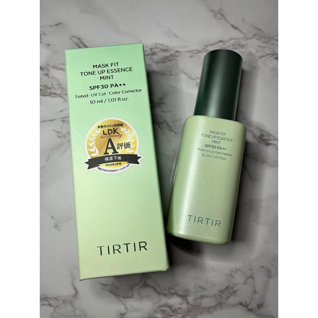 TIRTIRさんから8/4に発売したばかりの新商品
マスクフィットトーンアップエッセンス🌱✨️
テクスチャは軽サラで
塗ったところが水光肌っぽくなるから
私の肌には追加ハイライトしなくて良さそう🤔
ベージュ･ミント･ラベンダーの3色あって
私が選んだミントは
『水分ベースにグリーントーンの鎮静パウダーを加えて
赤みがかった肌を補正するミントトーンアップエッセンス』
が特徴みたい🍀*゜
これ1本で
肌のカラーコントロールが出来るから
普段の私みたいなすっぴん風メイクには
もってこいの商品🤭
もちろんしっかり