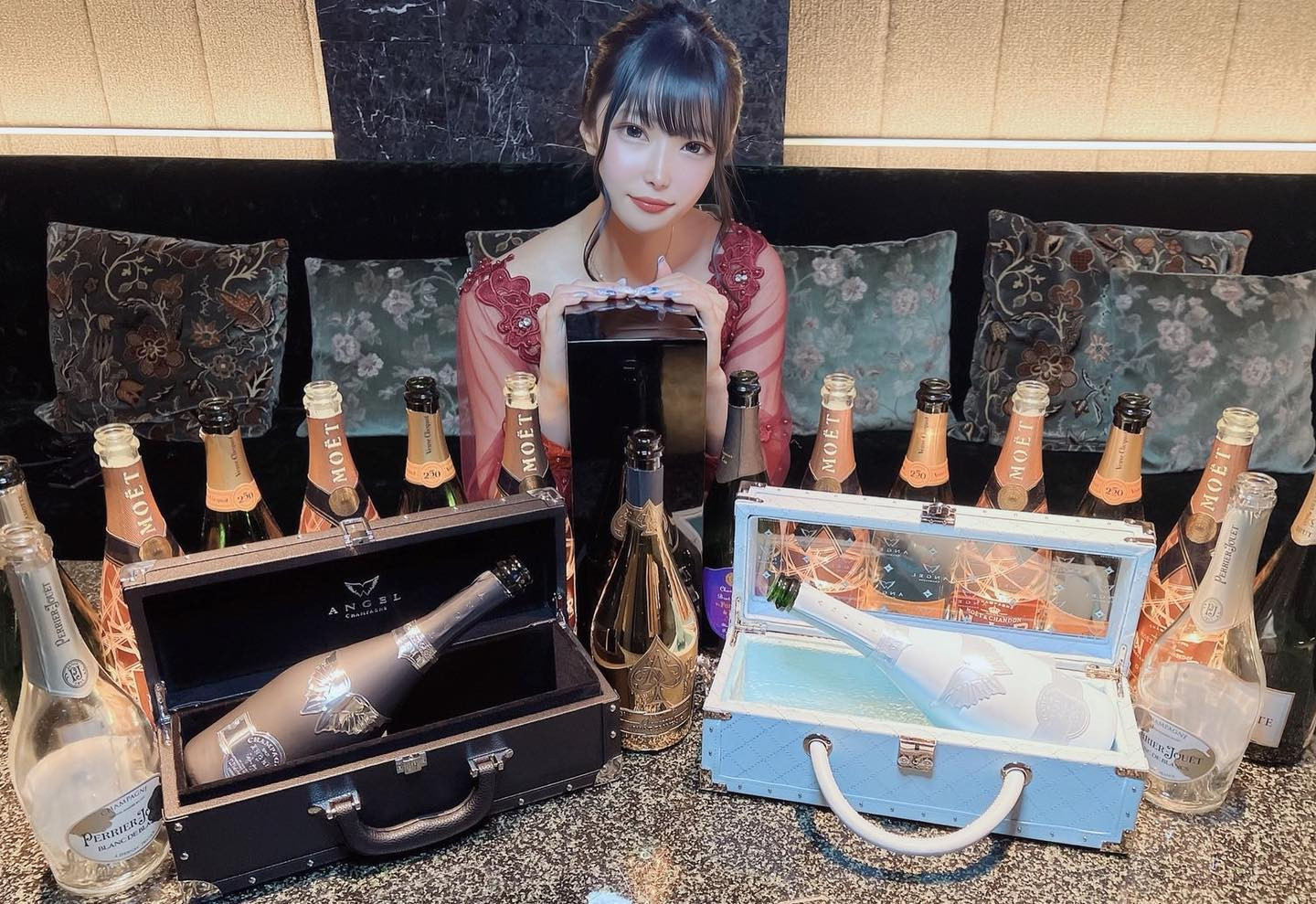 めちゃくちゃ遅くなっちゃいましたが、6月のお誕生日月間本当にありがとうございました🙇
とっても幸せな1ヶ月になりました🥺🫶🏻歓喜🎉
2回目のお誕生日でしたが、去年よりももっと楽しく過ごすことができました☺️❤︎
これからも星乃そらをよろしくお願いいたします🙇‍♀️♡

南4条西3丁目第一Gビル3F 
Club MOULIN ROUGE-ムーラン・ルージュ-

☁️星乃　そら☁️

#ムーランルージュ #響グループ #星乃そら#札幌 #すすきの #北海道 #ニュークラブ #ニュークラ嬢 #すすきのニュークラ