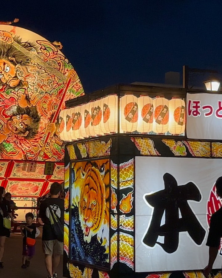 平川ねぷた❤️‍🔥
高さ12m世界一の巨大ねぷた❤️
1枚目2022年、2枚目2023年✨

絵師が友人のお父様で
ほんとかっこ良くて素敵、、✨

8、9、10枚目は
2022年の写真🤍
載せてなかったもの☘️

平川ねぷたは現地の盛り上がりも凄くて、団体によって掛け声や盛り上げ方も
違うし、観客の方と一緒に
盛り上がろう！！って気持ちが
みーんな強い🤍

そして何よりSNSに対する熱量も
凄くて、一人一人への対応も丁寧🥰

昨年、SNSでご連絡を頂いたのが
きっかけで初めて観に行った平川ねぷた✨

その