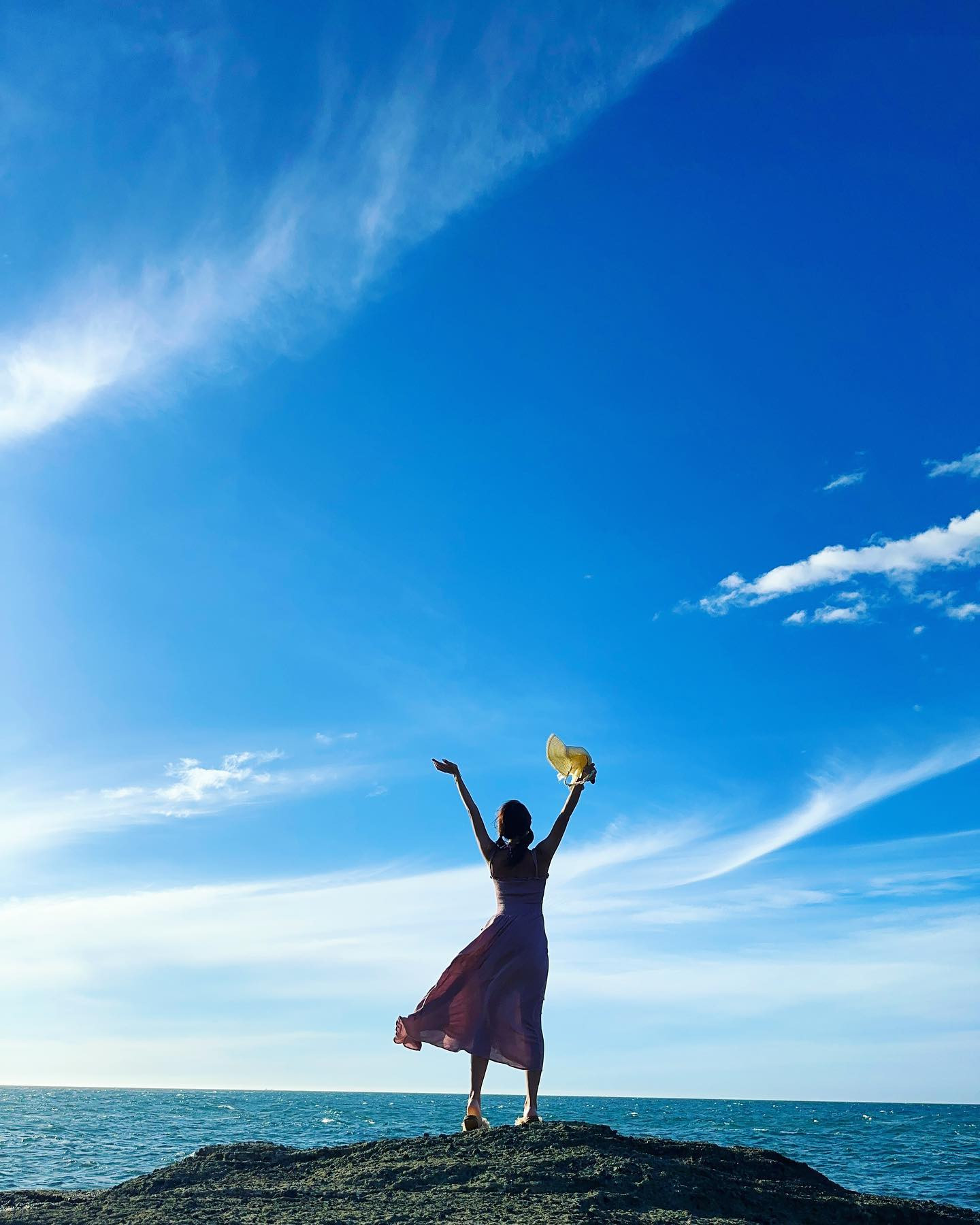 千畳敷💙💙
空の青さと海の青さには勝てない🩵
だいっすきな場所.*･ﾟ

空と海が重なった島🌊
私のパワースポット✨

#千畳敷 #深浦 #青森 #日本海 #田舎 #田舎の風景 #田舎暮らし #日本の風景 #弘前 #夕日 #空が好き #海が好き #青空 #深浦町 #風景 #風景写真 #青空フォト #被写体 #海好きな人と繋がりたい #海 #日本の絶景 #青森旅行 #絶景 #絶景スポット #summerslam #sunsetphotography #oceanlife #skyphotography
