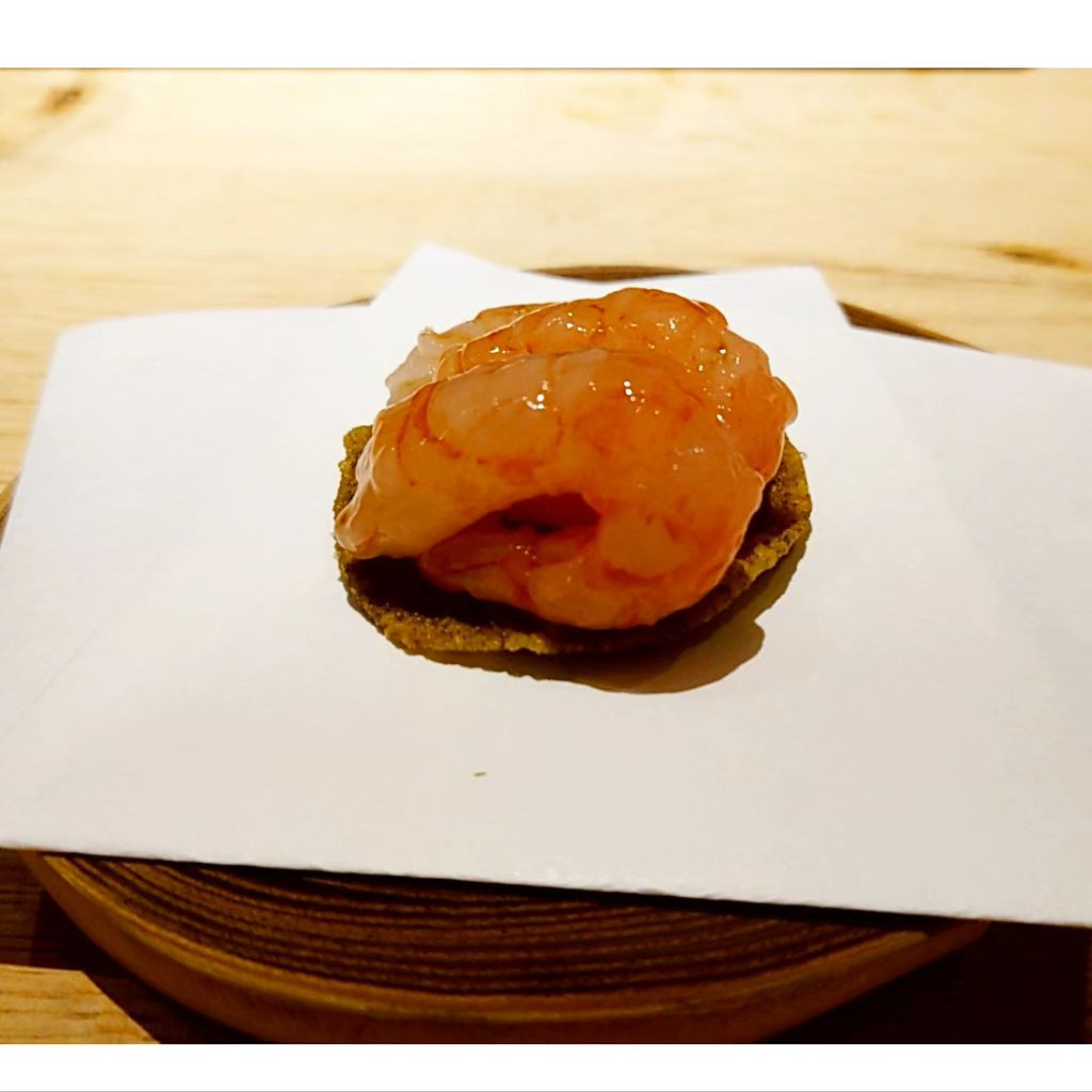 .
成part1

しほさんと食欲会🦄
今回は天ぷら成に！
※読み方は なる じゃなくて まさ

ずっと行きたかったから一緒に行けて嬉しい〜👏💕

最初のめかぶ上手く撮れてなかったから写真なし🫥
始めて食べたけどとろっとしてるのに噛むとザクザク？してて食感がおもしろい👏
とてもよいめかぶらしく、もう他のめかぶを食べれないかも…笑

自家製えびせんにえびが乗ったがちのえびせん(？)もおかわりしたいくらい好き💕

天ぷらのお供は天つゆと塩と粒ライム？みたいな捻り出すやつ！
お皿に乗ってるとおへそみたいでかわい