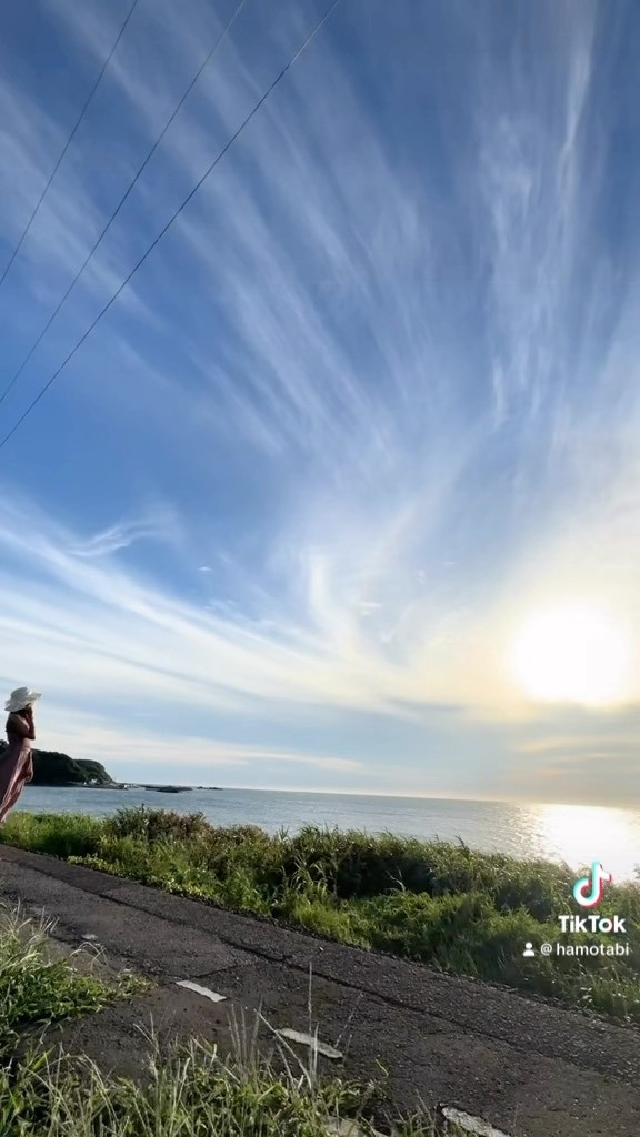 青森県 深浦町 の秘境駅 轟木駅

海に沈む夕焼けがみえる絶景の駅
疲れたらここに来ようって思える場所

君の名は。のアナウンスのこの音源と
あわせた動画を撮りたくて
理想の風景を探していたところ、
なんとたまたま行く予定だった場所の
隣にあって出逢えた場所

TIKTOKにまとめました✨️
(アカウント名:はも旅→hamotabi)

絶景、キャンプ動画等は
こちらのアカウントでこれからお届けして
いこうと思ってます☺️

#轟木駅 #深浦 #青森 #日本海 #田舎 #田舎の風景 #駅 #日本の風景 #