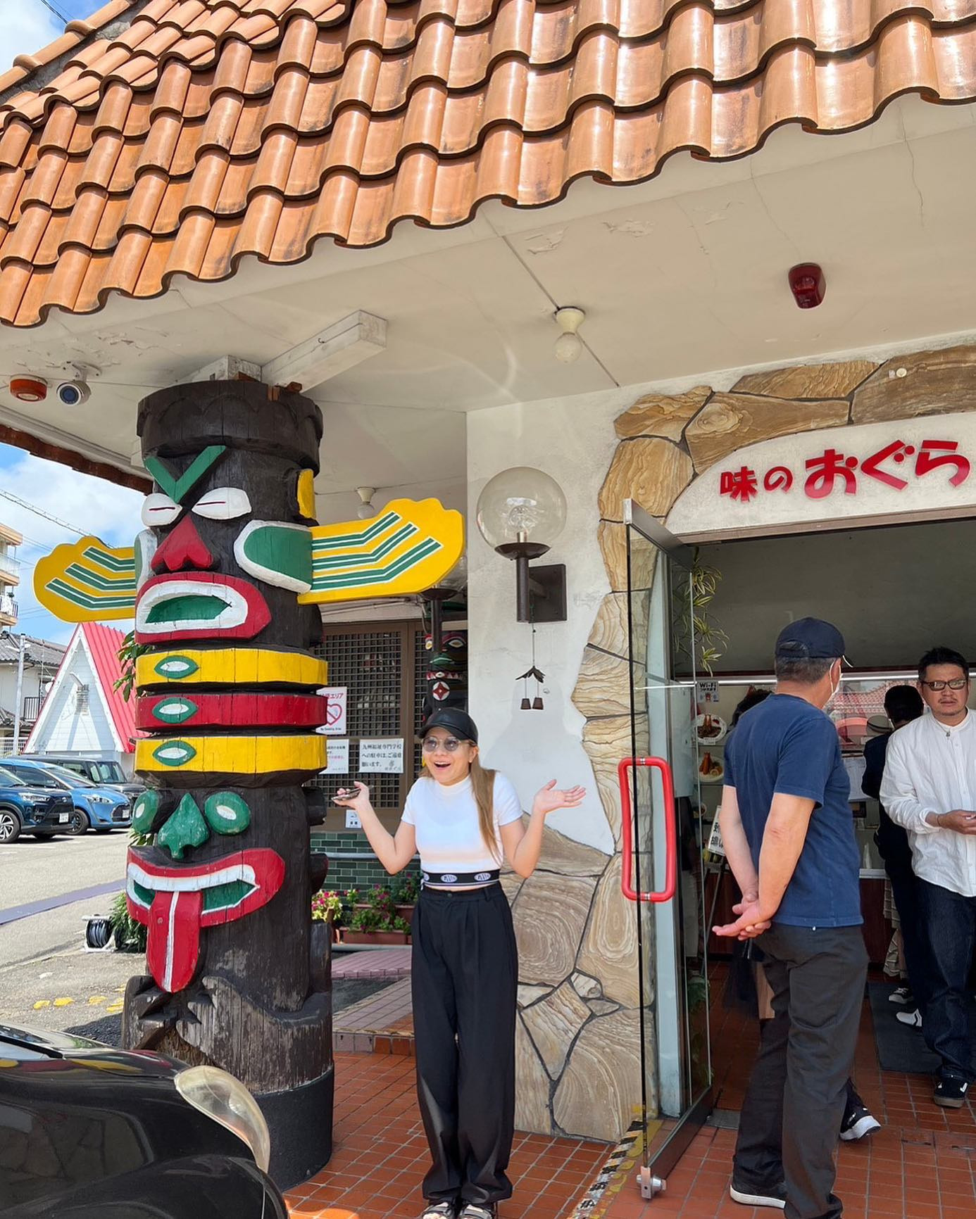 チキン南蛮発祥のお店ってことで行ってみたんだけど、入り口に"ハンバーグが美味しいお店"って書いてあって、ちゃんぽんが1番の人気メニューっていう、情報量多いお店でしたwww
ちゃんぽんたしかにめっちゃ美味しかった♡

#トーテムポールと友達 #味のおぐら