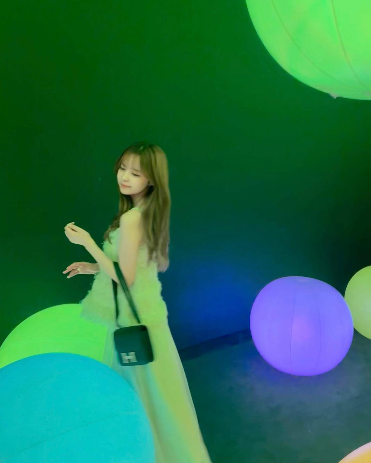 札幌にチームラボきてる#teamLabFuturpark 💐🫧
.
最後に自撮り載せたよん
.
.
#北海道観光 #札幌インスタ映え #芸術の森 #チームラボ #可愛い女の子 #夏服コーデ #秋服コーデ #コンスタンスミニ #ワンピースコーデ #キャバ嬢 #打卡景點 #美餐廳 #攝影 #旅遊攝影 #拍攝 #寫真 #人像攝影 #攝影師 #台灣攝影師 #攝影日常 #随手拍
