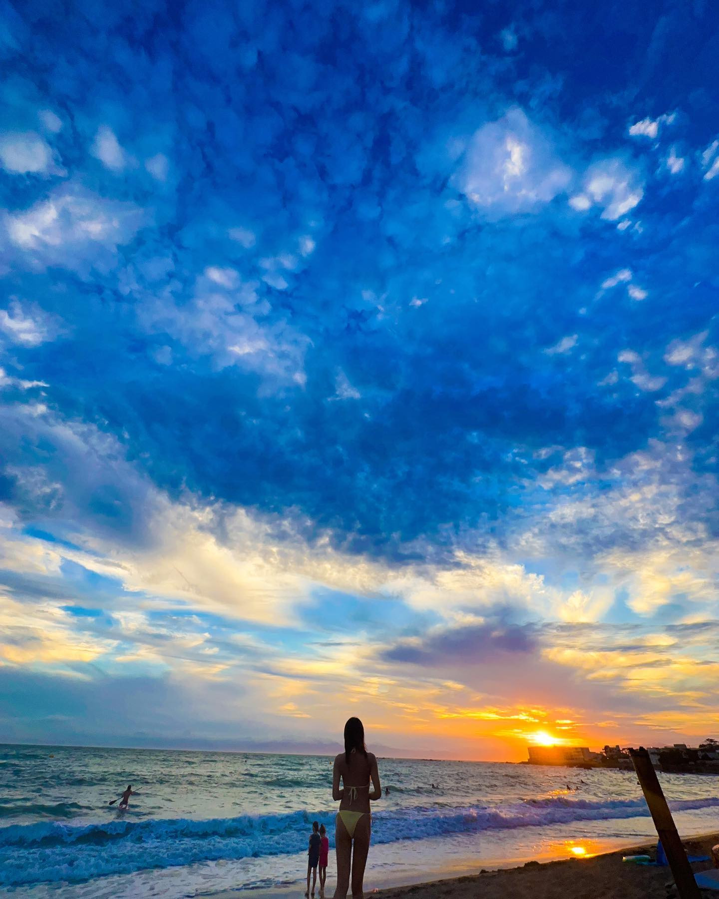 4年ぶりに何も気にせず楽しめた夏は
幸せでたまらない
キラッキラした
宝石みたいな8月だった🥲✨️
夏が大好きで、夏のために生きてて
夏のうちに1年のパワーをためて
1年間頑張る！
そんな元々の自分を思い出して
あー夏ってこんなに元気だったよなあって
久しぶりの感覚に嬉しくなった🥹
夏ってだけで幸せ！
海に行けば全てのことが解決！

キラキラした夏の空も、入道雲も、
そびえたつおっきな山も、
みんなで騒いだお祭りも、
どこか切なさ感じる夕焼けも
満点の星空も、、

朝から夜にかけて
自然からのプレゼントを