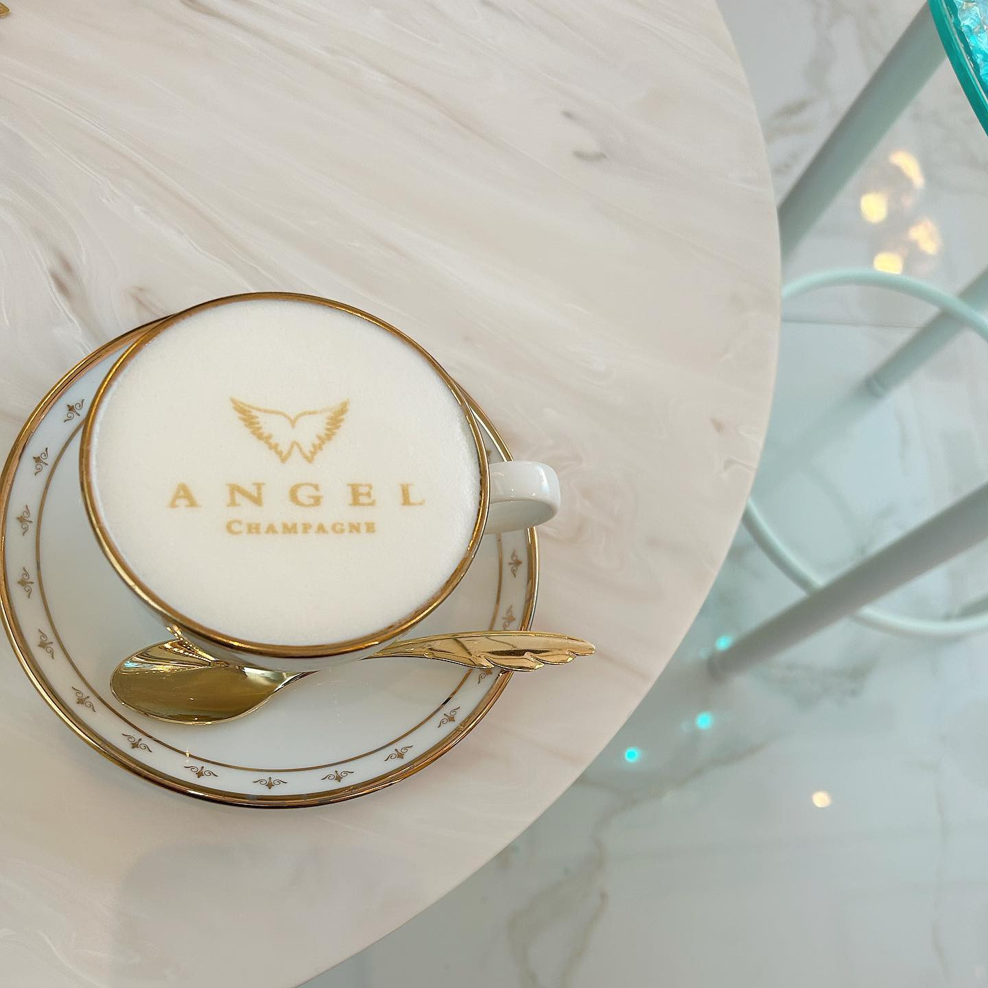  Instagramで記事を開く妃 アス...