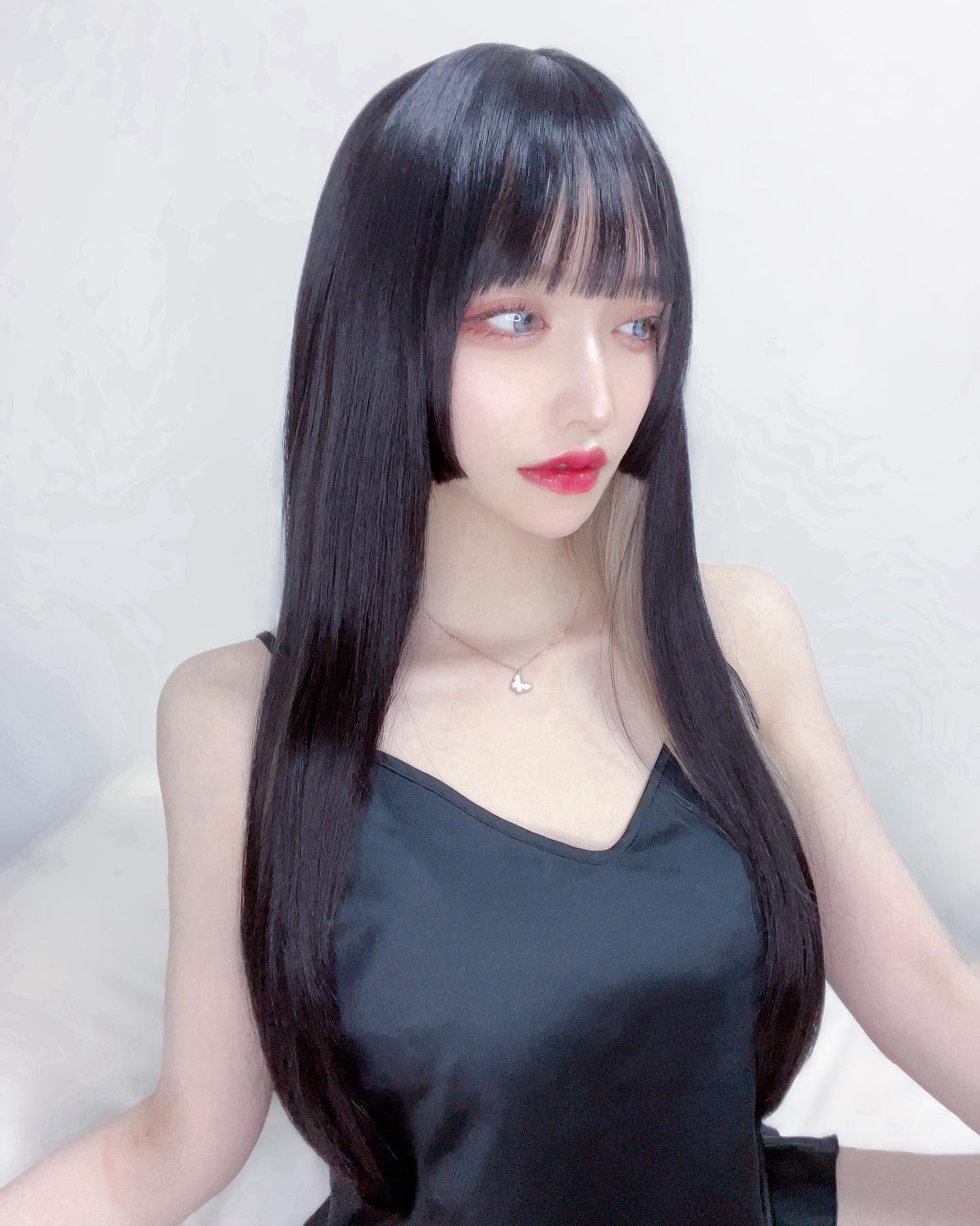 .
.
疑いながら ためしに右へ曲るのも
信じて断乎として右へ曲るのも

その運命は同じ事です

どっちにしたって引き返すことは出来ないんだ
.
.

-　太宰治　-
.
.