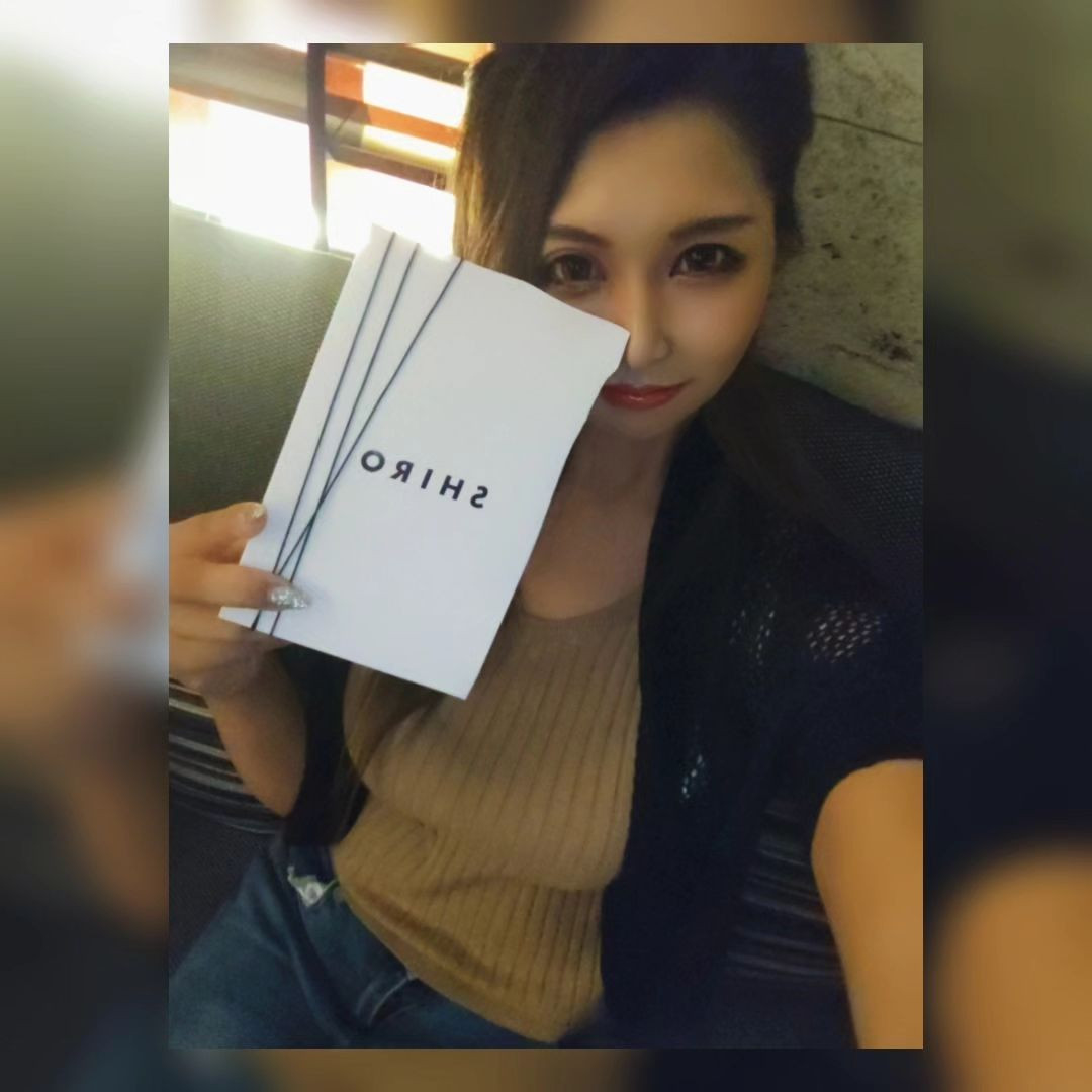 みこりんから誕プレ頂いた🐹💗
私髪に匂いつけるの好きなの〜💗
さすがみこりんわかってるー🤗✨

みこりんいる時に開けたくてまだ開けてないのでぃす☝
楽しみわくわくうずうず✨
ありがとみこりん💗

みこりんと飲むと本当楽しいが超える🤟
また飲もねっ🐹♥

@letoile_sinseigroup 
@hibiki.group 
#レトワール#響グループ #水川潤#美松ビル5F#札幌 #すすきの #北海道 #ニュークラブ #ニュークラ嬢 #すすきのニュークラ #ラウンジ #ラウンジ嬢 #キャバクラ #キャバ嬢