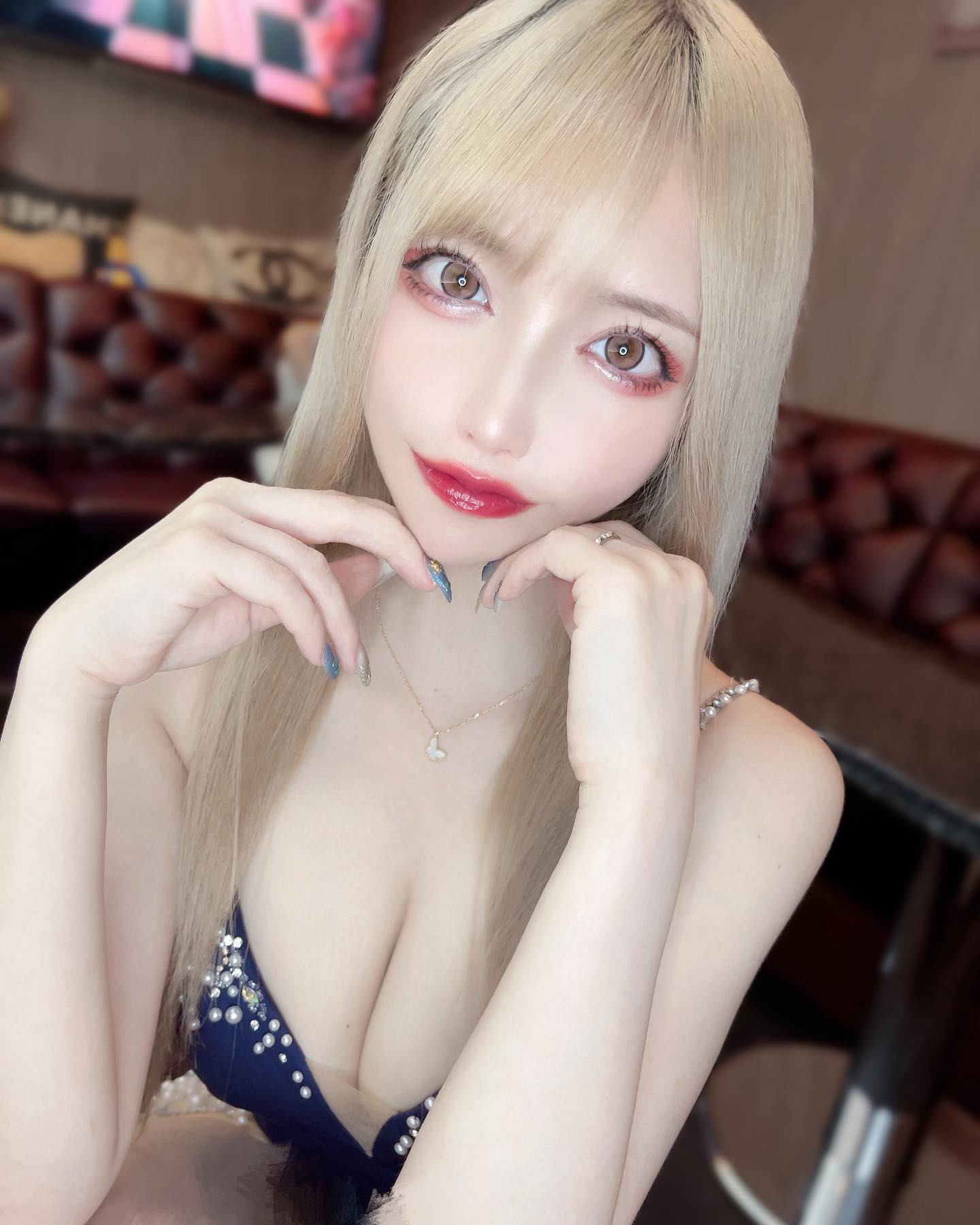 .
.
ぽかんと花を眺めながら 人間も
本当によいところがある と思った
.

花の美しさを見つけたのは人間だし
花を愛するのも人間だもの
.
.

-　太宰治　-