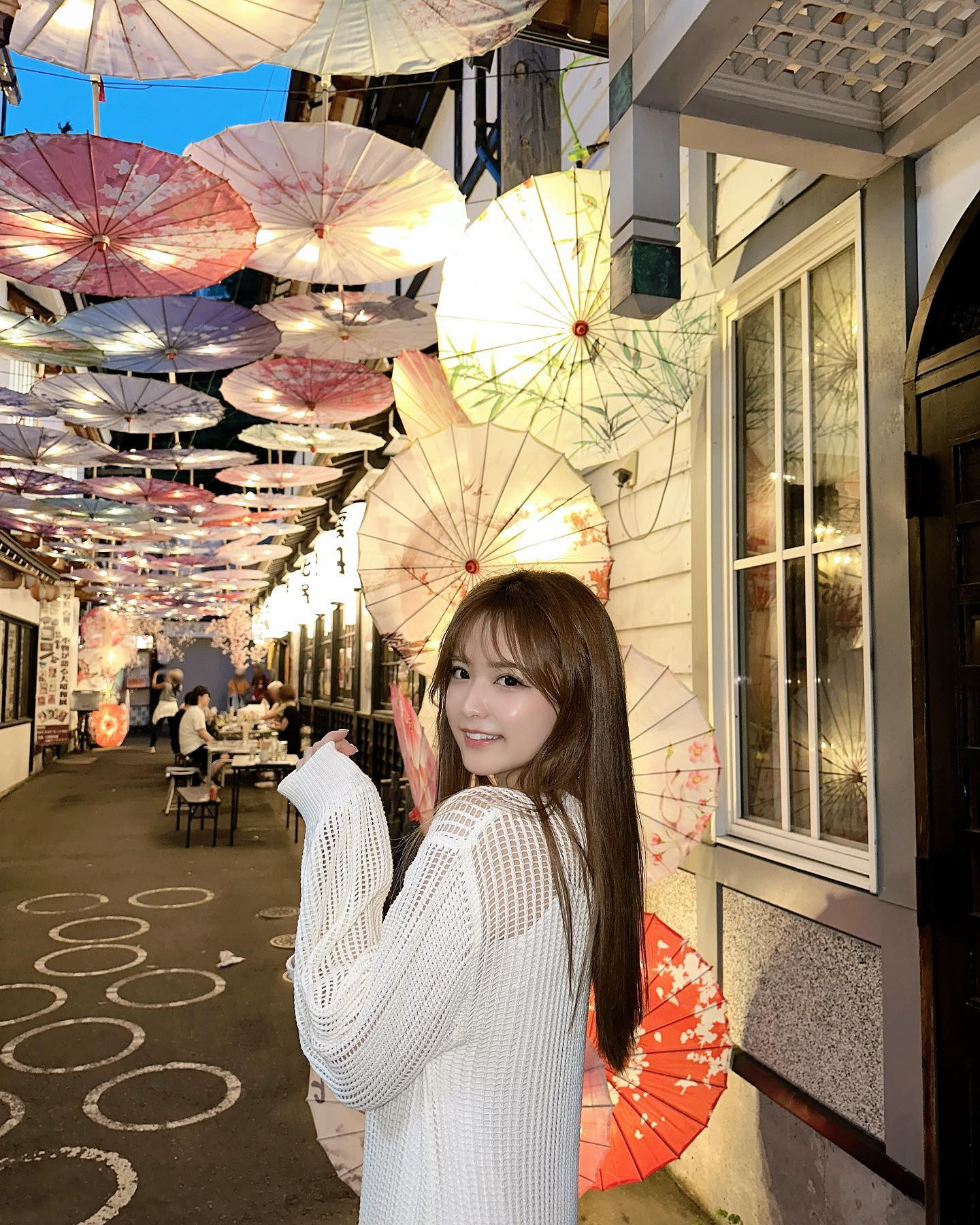 .
.
嬉しいことがあった時、
面白い事があった時、
悲しいことがあった時、
気になるお店を見つけた時、
美味しいものを食べた時、
素敵な曲を聴いた時、

ふと顔を思い浮かべて
会いたくなるような
女の子でいたいな🫧