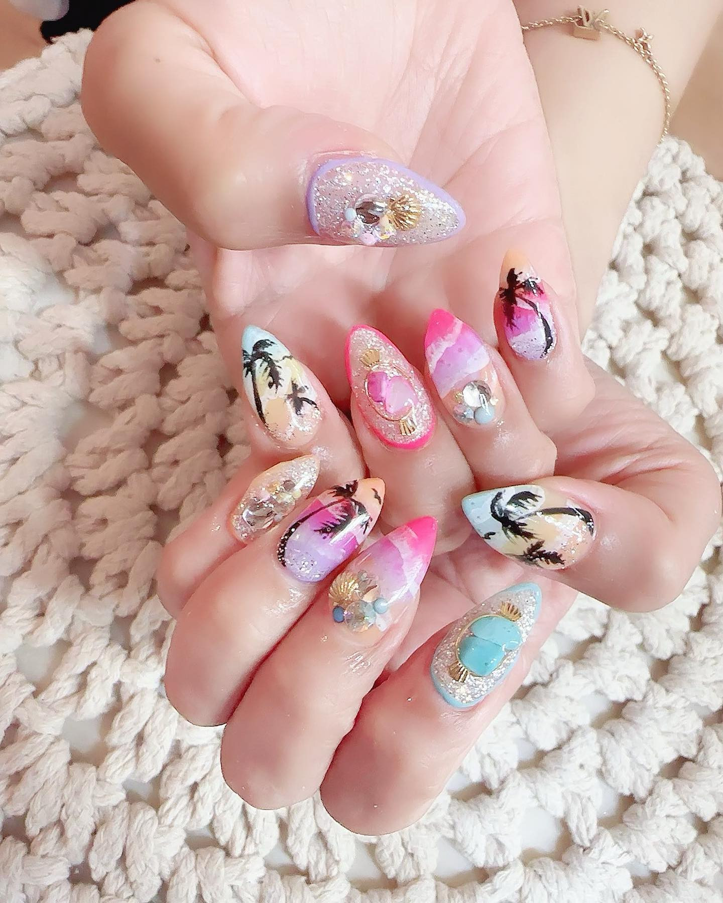 夏ネイル𓇼𓆉‪‪𓂃 𓈒𓏸◌‬
真夏のビーチと🌞🏝🌈
サンセットのビーチをイメージ🌅🌴
貝殻と波で浜辺を表現𓇼𓈒𓐍𓈒𓂂𓏸

ヤシの木を描かせたら世界一、
今回も天才的すぎるちえこ先生の
ゴットハンドによって完成しました💖

ほんっっっっとーーーーに
毎日爪見せて～🥹🥹💕💕
可愛い💓💓💓
って男女関係なくいろんな方から
お褒め頂けてて嬉しいです( ◜︎︎𖥦◝ )💕

夏が大好きなちえこさんだからこそ
こんなに夏感を出せて
私の好みもパーフェクト꙳⟡に
わかってくださってる🥰

このビーチシリーズ何回もやってる