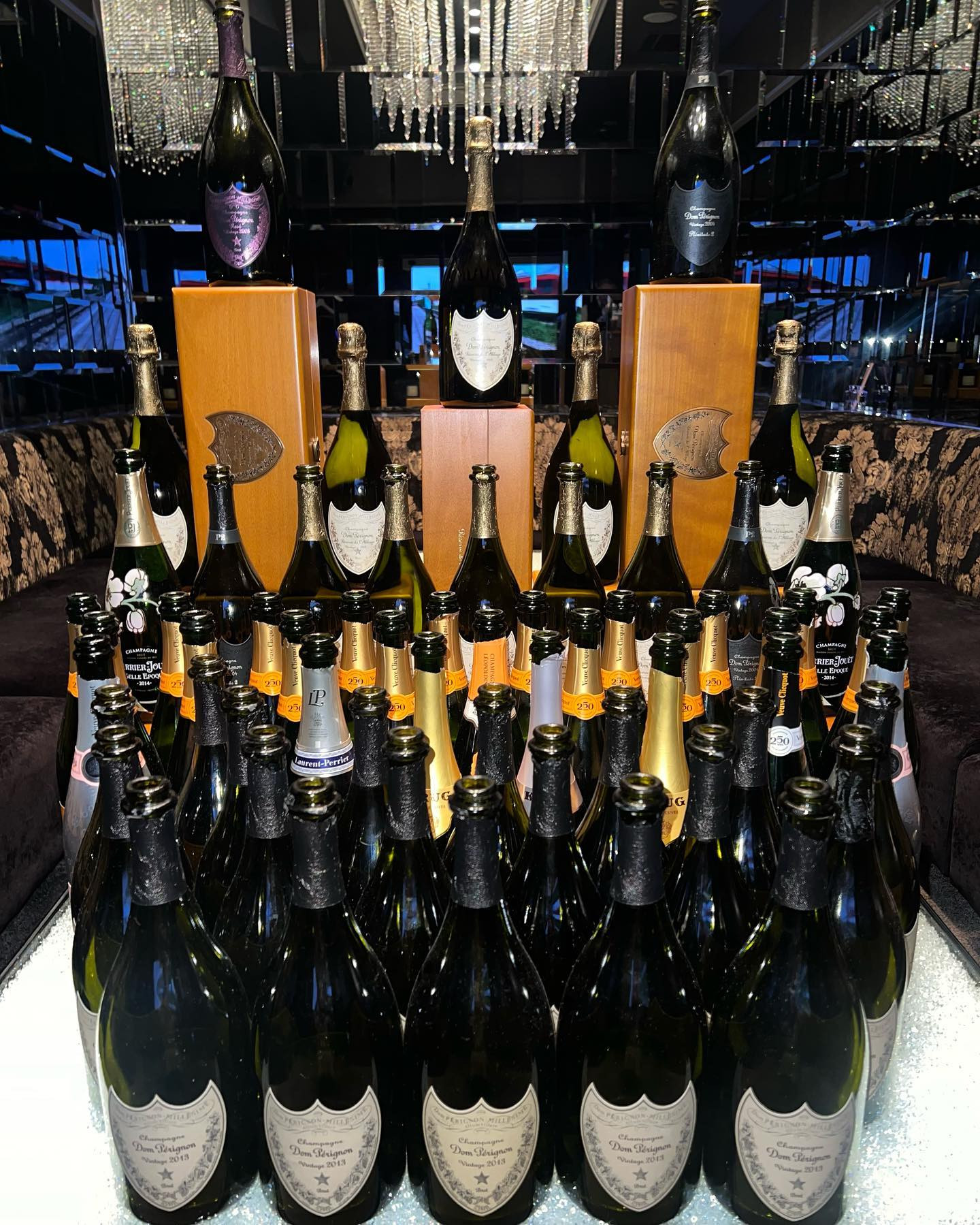 .
今年はオリシャンこそ作らず厚かましさ満点ながらドンペリ縛りにさせて頂きましたが
改めて勝手なわがままにお付き合い頂いたお客様や同業者様各位
ラベイにP2、ピンドンから枠外etc...
浴びるほど飲ませて頂きました
加えて今年も一ヶ月間、毎日同伴クリア〜
皆様、本当に有難う御座いました🙇🏻‍♀️🧧
#ラベイを浴びるほど飲みたい2023
#完走