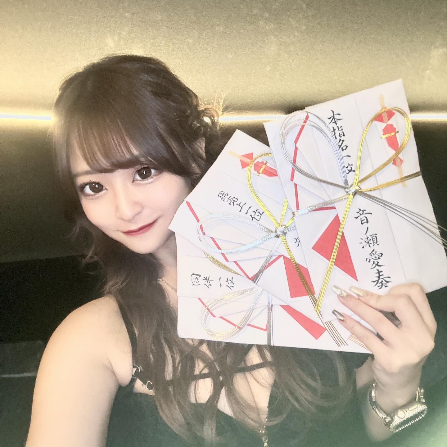 .

8月度

改めて３冠とりましたーーー！！

ViBiに入って半年、ちゃんとニュークラ嬢して半年。

新店舗ROYAL STAGEがオープンした月で、
この月で3冠とらなかったらまなかがViBiに残った意味がない、この月だけは絶対誰にも負けたくないと思ってました

気は強いけど根はよわよわなので
毎月中旬から締日まではずっと焦りと不安しかないんだけど

こうして8月目標達成で面白いとかノリがいいとかの理由で純粋にまなかと過ごす時間を楽しみに来てくれているお客様だったり、まなかの難しい性格を理解してくれ