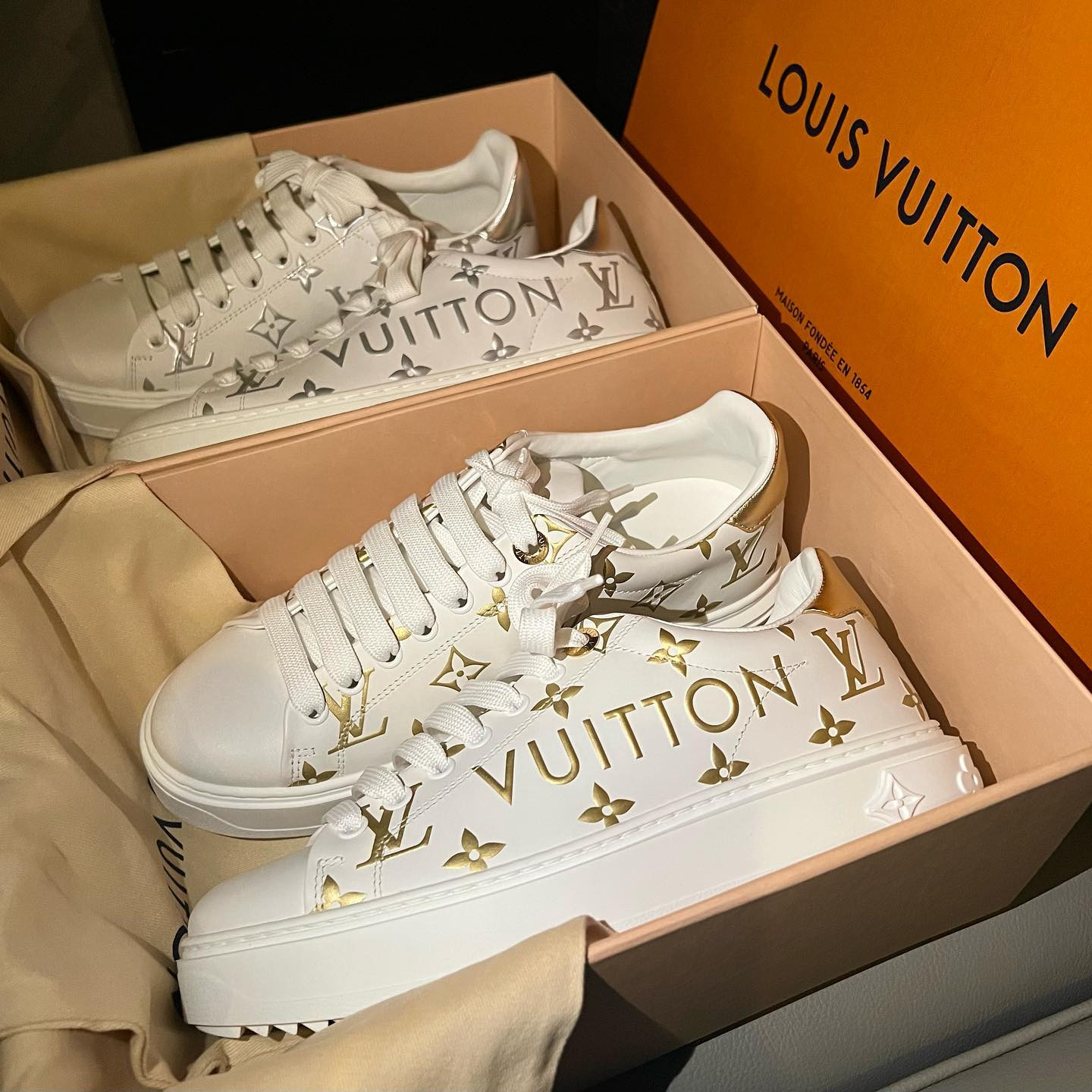 .
お客様から頂いたお誕生日プレゼント👟🎁
まよの分に加えて親友の分までそれぞれ1足ずつお揃いでプレゼントして下さりました👧🏼🫱🏻‍🫲🏽👧🏽　ゴールドがまよの❤️
#LOUISVUITTON