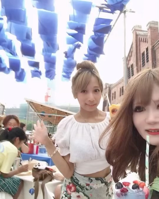 横浜赤レンガ倉庫の
Red Brick Beach🌴☀️🍧🌈
ハイビスカス柄のタイトスカート🌺
妹がくれたやつなんだ～🥰
可愛くてお気に入りっ(ᴗ͈ˬᴗ͈⸝⸝)୨୧

去年のお写真🙇‍♀️
まきちゃんと行ったよお😍
タイ料理たくさんでご飯もお酒も
超美味しくて夏感じられた🌻☀️

足の虫刺され気にしないで🥹🦟笑

#redbrickbeach #redbrickisland #みなとみらい #赤レンガ倉庫 #横浜中華街 #横浜グルメ #夏フェス #夏フェスコーデ #フェス #グルメフェス #被写体 #被写