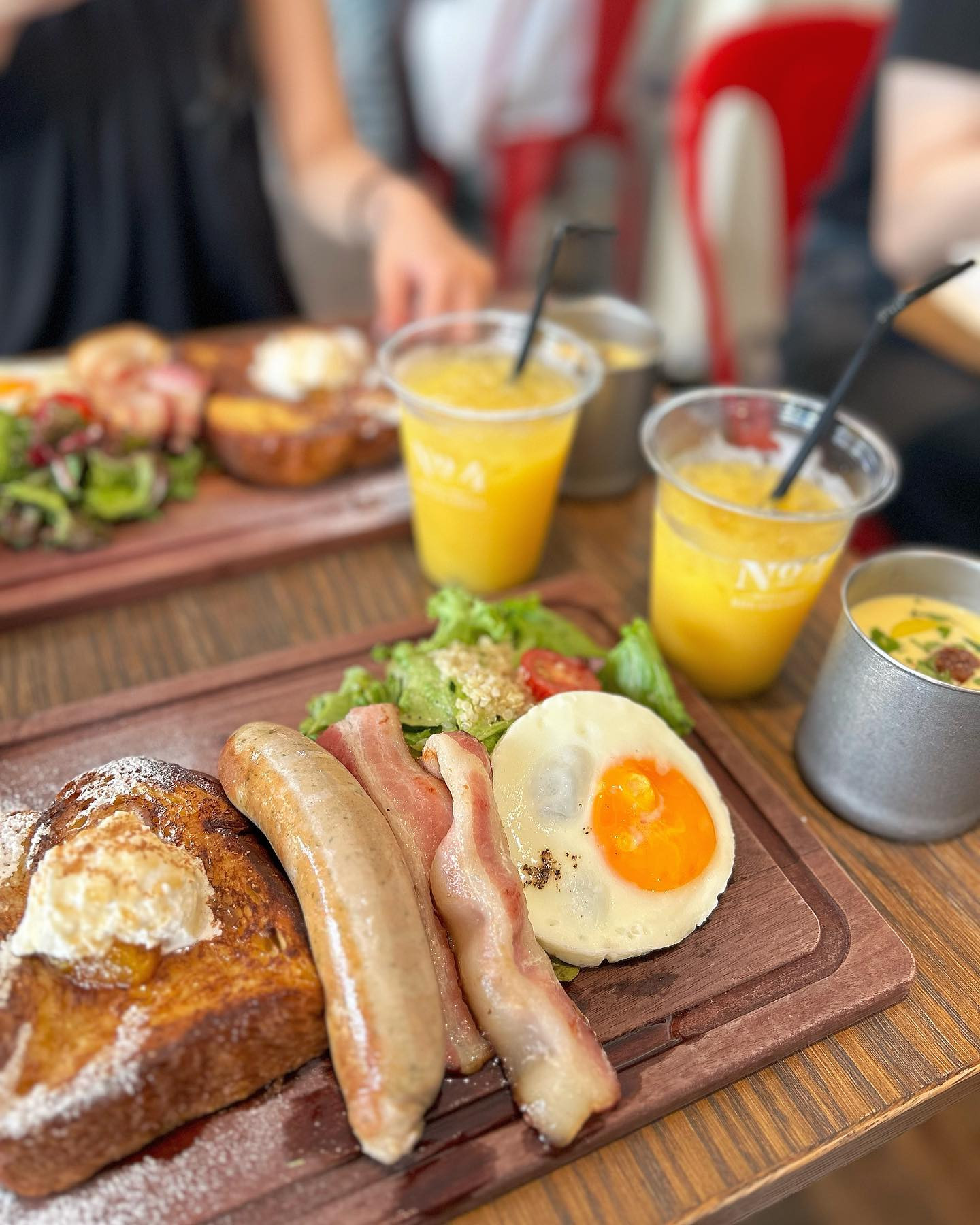  Instagramで記事を開く妃 アス...