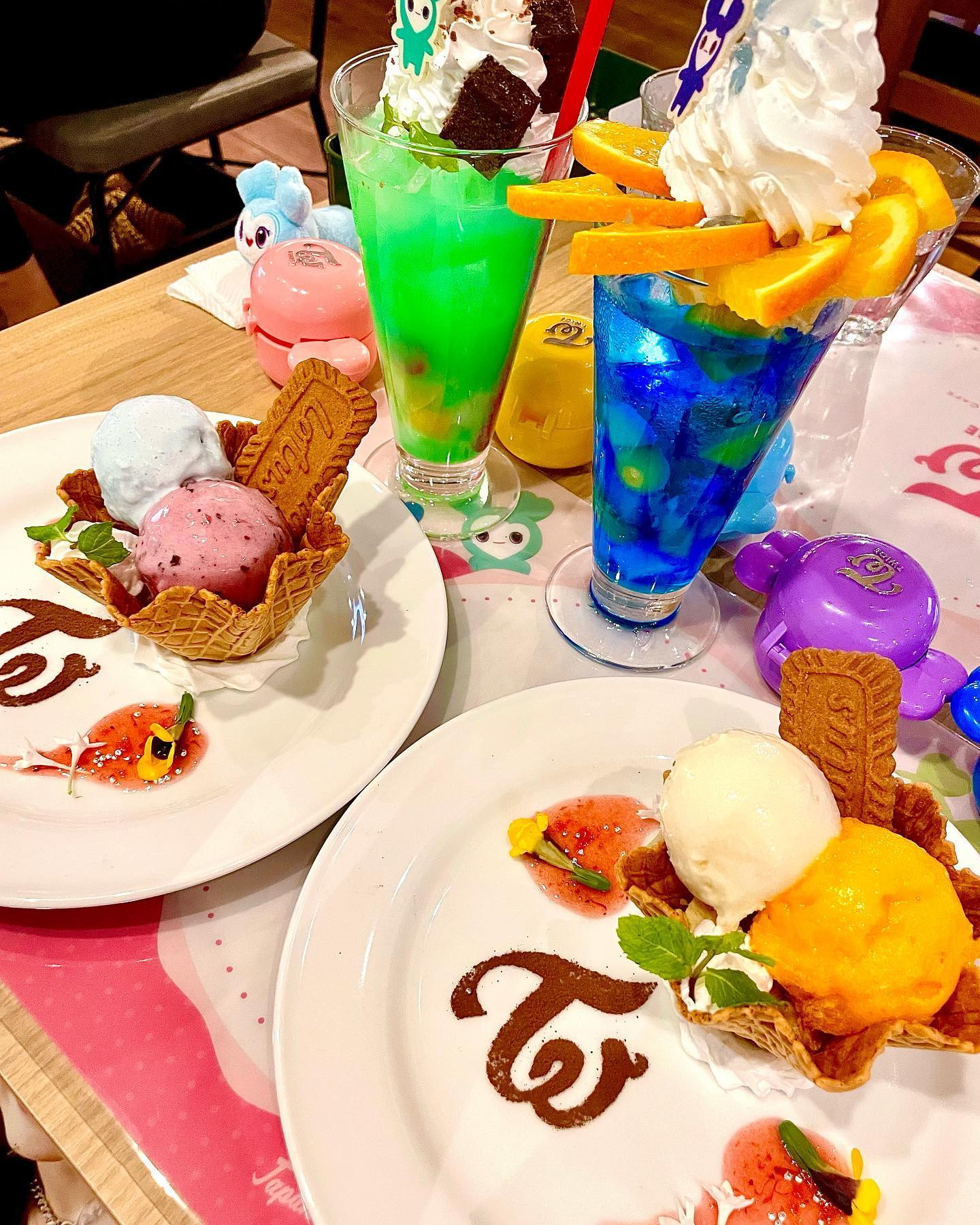 ♡
念願のTWICEカフェ🍭☕️💕
時間差投稿⏳
メニュー全部可愛過ぎて全部注文した🤣✨
この時だけフードファイターになった🩷
幸せ空間だった〜🩵🧡🩷💜💚🤍❤️💙💚
・
・
・
・
・
・
・
・
・
・
・
・
・
#twice#once#twice
#ラブリーちゃん#readytobe#twicenayeon#twicesana#twicemomo #twicemina #twicejihyo#twicetzuyu#twicedahyun #twicejeongyeon#twicechaeyoung 