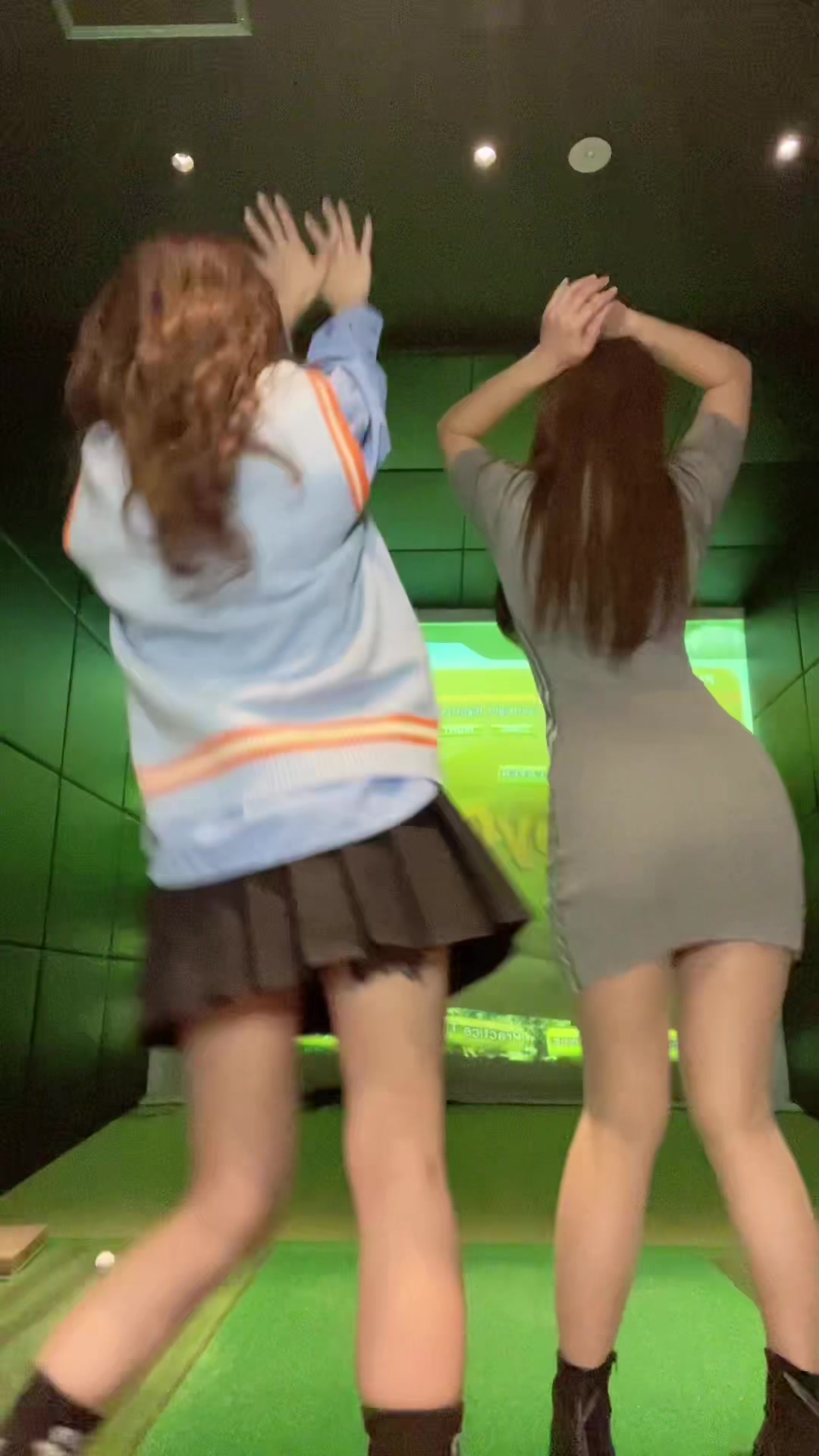 撮影の休憩中❤︎@瑠華hime @おてんばミルク部🐮🎀【YouTubeも見てね🍼】 #ゴルフバー