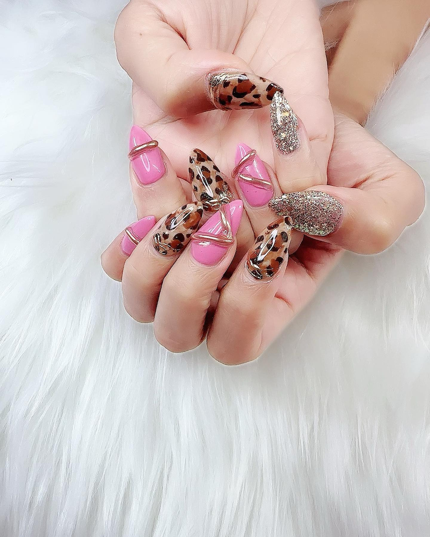 ピンク豹ネイル🐅🩷

やりたいハロウィンの仮装にあわせて
悩んだけどどうしてもこのデザインも
やりたくて🥹💓💓

渋谷Favnail
ちえこ店長💓💓
いつもありがとうございます🥰

@favnail__shibuya @chieko1841 

#favnail 
#渋谷ネイル #ネイルサロン #japanesenail #japanesenailart #nailsalon #shibuyanail #秋ネイル #秋ネイルデザイン #秋ネイル2023 #豹柄 #豹柄ネイル #ピンクネイル #ピンクネイル