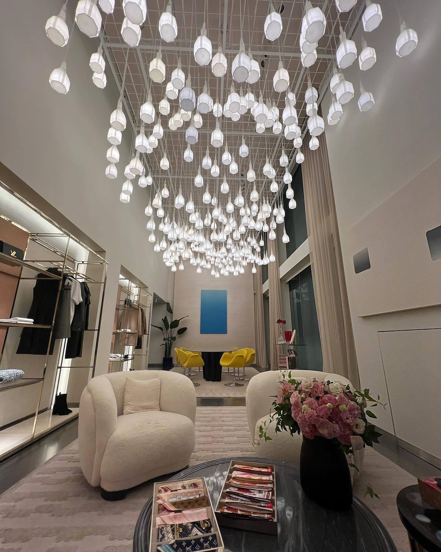 #luivitton #lv #viproom #表参道店 
.
.
.
貴重な経験を本当にありがとう💎
わざわざ色々と準備していただいて..良い思い出になりました。🎁大切しよう🤤🌈
.
.
.
そういえばうちのお客様のお友達が1000万の椅子とやらを表参道店オープンの際に購入した話を去年聞いてて、
そのハンモック型1000万椅子がVIPのレイアウトにあったの😂例の椅子これかー！ってえぇーっって🤣草
.
.
一般人には理解し難い世界観..💭笑
.
.
.
.
一生入ることはないとおもうから
また来年連れて