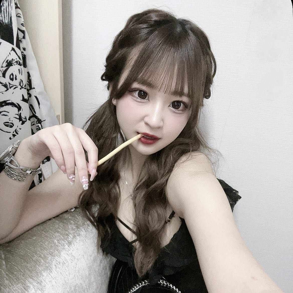 .

前髪切ったよ✂️
長いのと短いのどっちがすきー！！？
みらいさんがポッキーくれた⛄️⛄️

 #ウルフグループ  #vibi #royalstage  #ビビ  #ロイヤルステージ  #札幌  #すすきの  #ススキノ  #ニュークラ  #キャバクラ  #キャバ嬢  #キャバクラ嬢  #ニュークラブ  #ニュークラ嬢  #ホステス #ガールズバー  #すすきのキャバ嬢  #すすきのキャバクラ  #すすきのグルメ  #ラウンジ #札幌観光  #美人  #美女  #可愛い  #可愛い女の子  #銀座  