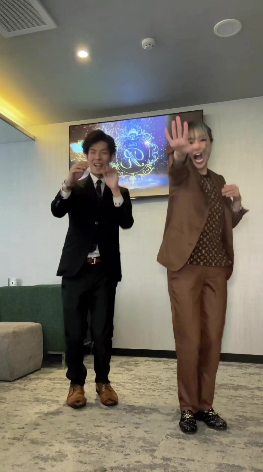 いっぱい練習して「完璧！」って所まで覚えたつもりなんだけど、結果いつもなんか違うものになっている。なぜだ👻👻👻 #ado#ゾンビダンス#ホラーナイト#歌舞伎町#キャバクラ#黒服#ダンスのセンスなさすぎ