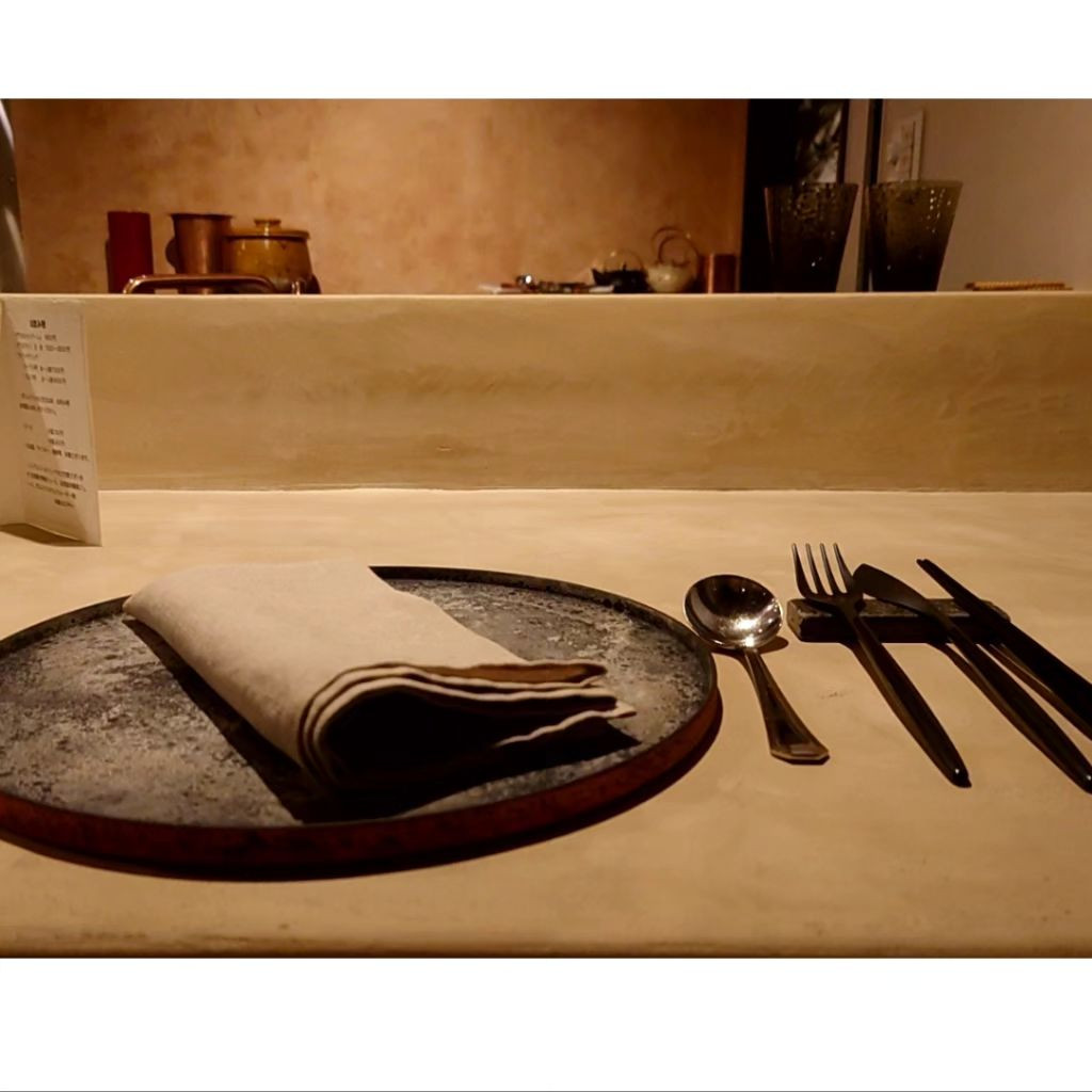 他店の女の子が激推ししてるの見て興味津々で初小割🎉

イタリアンだけど蕎麦とか丼出てきて面白かった✨
ジャンルに囚われない、でも色は出す的な

お客様の分合わせて1.5人分くらい食べたと思う笑

メロンアレルギーで〜って予約のとき言うの忘れて、まあ痒くなるだけだし大丈夫かって食べたけど痒くならなかったなあ🤔

そういえば女の子のバースデーのときにお裾分けしてもらったメロンケーキも痒くならないで食べれたし…
10数年食べないうちに治ったのか…？？🧐

#すすきの #ホステス #キャバ嬢
#ニュークラ #ニュ