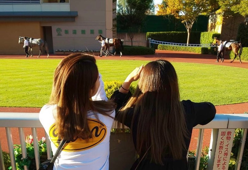 💙

秋の新潟競馬開幕〜🐎🤍

新潟の開幕初日はほのかと✌🏻

G1シーズンに突入して
盛り上がってくる時期だけど
秋は新潟3週しかないのさみしすぎる、、

あ、競馬同伴大歓迎です！🐎💖笑

#新潟競馬場 #新潟競馬 #秋競馬 #競馬 #馬女 #うまじょ #umajo #競馬場 #ジョッキー #競馬予想 #競馬女子 #パドック #競馬好きな人と繋がりたい 
#スナックのどか #snacknodoka #新潟スナック #古町スナック #古町 #スナックママ #美人  #ギャル #新潟ナイトナビ #新潟 #新