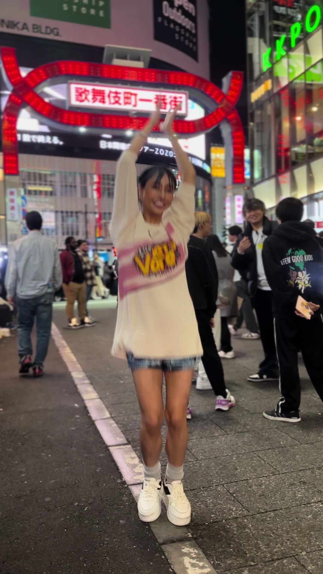 みんなは今年のハロウィンのなんのコスプレするの？👻 ※ダンスは練習中の身です。 #ハロウィン#ゾンビダンス#唱#ado#USJ唱ダンスチャレンジ#歌舞伎町#歌舞伎町一番街#踊ってみた#ノーマルカメラ#シネマティック