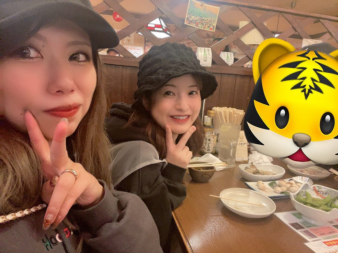 💙

10/15 新潟競馬場

この日はあくびと〜！🐎
いちにち中雨で寒かった、、
秋競馬は晴れてて芝生でごろごろ
するのがいいのにぃぃいい

この日の極さんハイライトは
パドックで騎乗馬見つけられなくて
キョロキョロしてて愛おしかったのと
メインレースはにっこにこでした🤓🤍

この土日もたのしみ〜🐎💫
ぜっったい勝つぞ❤️‍🔥❤️‍🔥

#新潟競馬場 #新潟競馬 #秋競馬 #競馬 #馬女 #うまじょ #umajo #競馬場 #ジョッキー #競馬予想 #競馬女子 #パドック #競馬好きな人と繋がりたい #