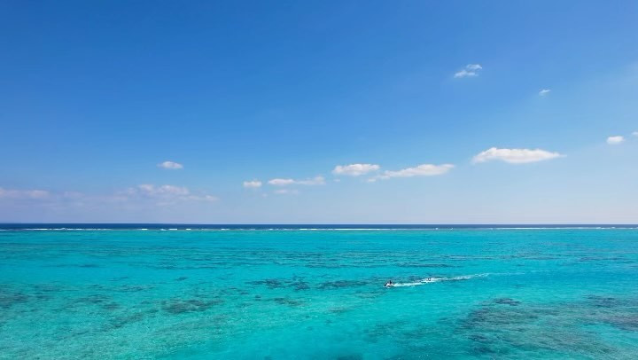 3日目も @muuru_yoron さんにお世話になりました️🩵
シーベースらへんの海が少し荒れてたみたいなのでこの日は皆田海岸に連れてってもらった️🌟

移動中も幸せすぎるし全てが綺麗すぎて感動で泣きそうだった🥲💗💗

今回もドローン撮影してもらいました！

既に与論島に戻りたい🥲🥲

 #与論島 #ヨロン島  #ヨロン #与論ブルー #ヨロンブルー  #皆田海岸 #海 #綺麗な海 #女子旅 #海好き