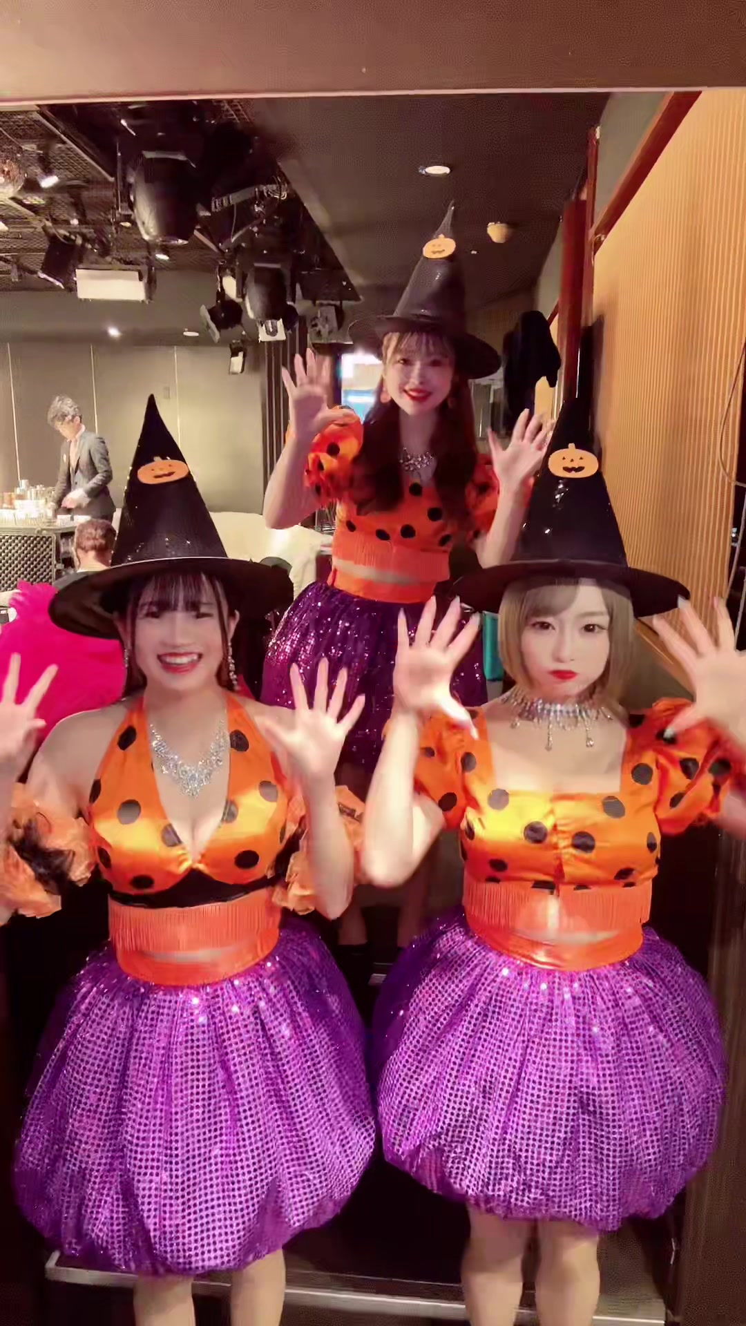 あたしだけ暴れすぎて 加工がどっかにいっちゃう。 この衣装かわいくてすき🎃🦇🕸 #ハロウィン #tiktok #ベルメイク #キャバクラ屋さん #ショーキャバクラ#キャバ嬢 #夜職 #生きてるだけで偉い