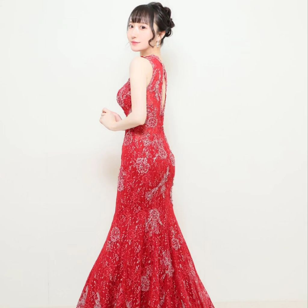 .
9周年イベント、ありがとうございました👏♥️

たくさんのお客様にお祝いして頂きまして🙏
すすきので長くお店がどれだけあるのか…

これからもカルネが10周年、15周年と続きますように
応援よろしくお願いいたします✨

みんなロングドレスでキラキラしてるの、やっぱりいいなー🤗💕

琴音さんと2人の写真、るなさんと琴音さんのお客様が協力して撮ってくれたのだけど、あまりにも胸が盛れなくて泣く泣くブラをしてたので一部隠してるよ🫠

豊胸しよかな🙃笑

赤いドレスは今年買ったのだけど、お店のお姉さんに、最近ぐ