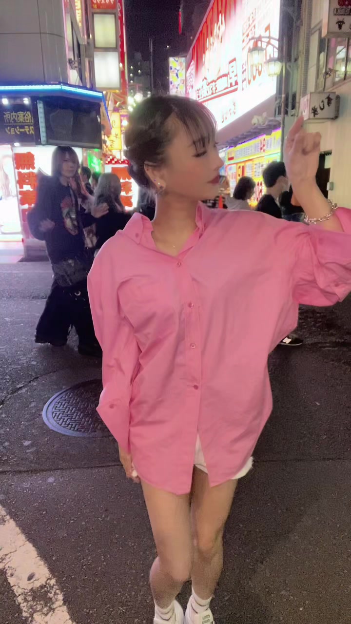 交通量が多かったので行進せずに足踏みで『もうちょっと🤏』 #歌舞伎町#さくら通り#もうちょっと