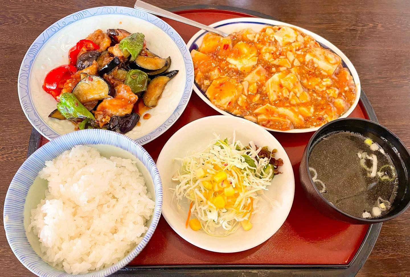 💙

旬菜ダイニング三華
なすと豚肉の辛味炒め✖️麻婆豆腐

あくびと健康診断おわりに🍚🍤
ご飯がススム！！！最高！！！！

朝イチだったからやってるお店が
あんまりなくて困ってたんだけど
近くで朝から中華食べれるとは、、！

あくびちゃんは行く前から
カツカレーたべたい❕って言ってて
有言実行してたよ🍛

中華ってなかなか食べることないから
久々にたべておいしかった🥺🧡
食べたいものありすぎて迷いまくったから
またぜぇぇったい行く🫶🏻

、、健康診断の結果はどうなることでしょう🫠

#三華 #中華料理 