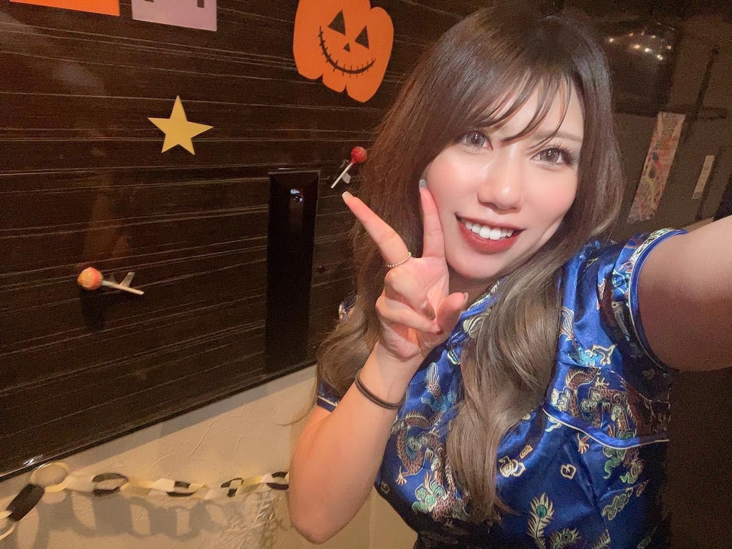 💙

👻Halloween🎃

いちにちめはチャイナ🐼🇨🇳

#スナックのどか #snacknodoka
#新潟スナック #古町スナック
#古町キャバクラ #古町クラブ #古町 #スナックママ 
#美人 #美女 #セクシー #ギャル 
#一人飲み #お酒好きな人と繋がりたい #お酒好き女子 
#新潟ナイトナビ #新潟 #新潟グラマー #新潟古町 #新潟美人 #コスプレ #コスプレ女子 #halloween #ハロウィン #ハロウィンコスプレ #はろうぃん #ハロウィンパーティー #halloweenpar