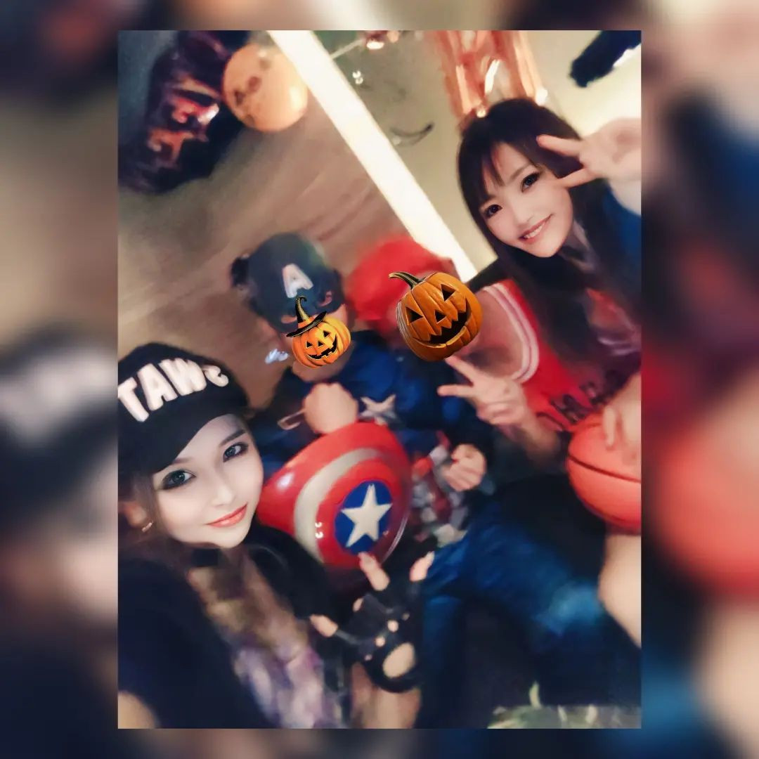 お客様方のコスプレ凄かった🦸
すごく似合ってるしハロウィン楽しむ一体感あってすごく素敵でした🎃✨
@hibiki.group 
@letoile_sinseigroup 
#レトワール#響グループ #水川潤#美松ビル5F#札幌 #すすきの #北海道 #ニュークラブ #ニュークラ嬢 #すすきのニュークラ #ラウンジ #ラウンジ嬢 #キャバクラ #キャバ嬢 #ホステス #夜職 #ナイトワーク #ポケパラ #インスタ指名 #求人 #お酒好きな人と繋がりたい #キャバキャバ #きゃばきゃば#ダイエット#HIBIK