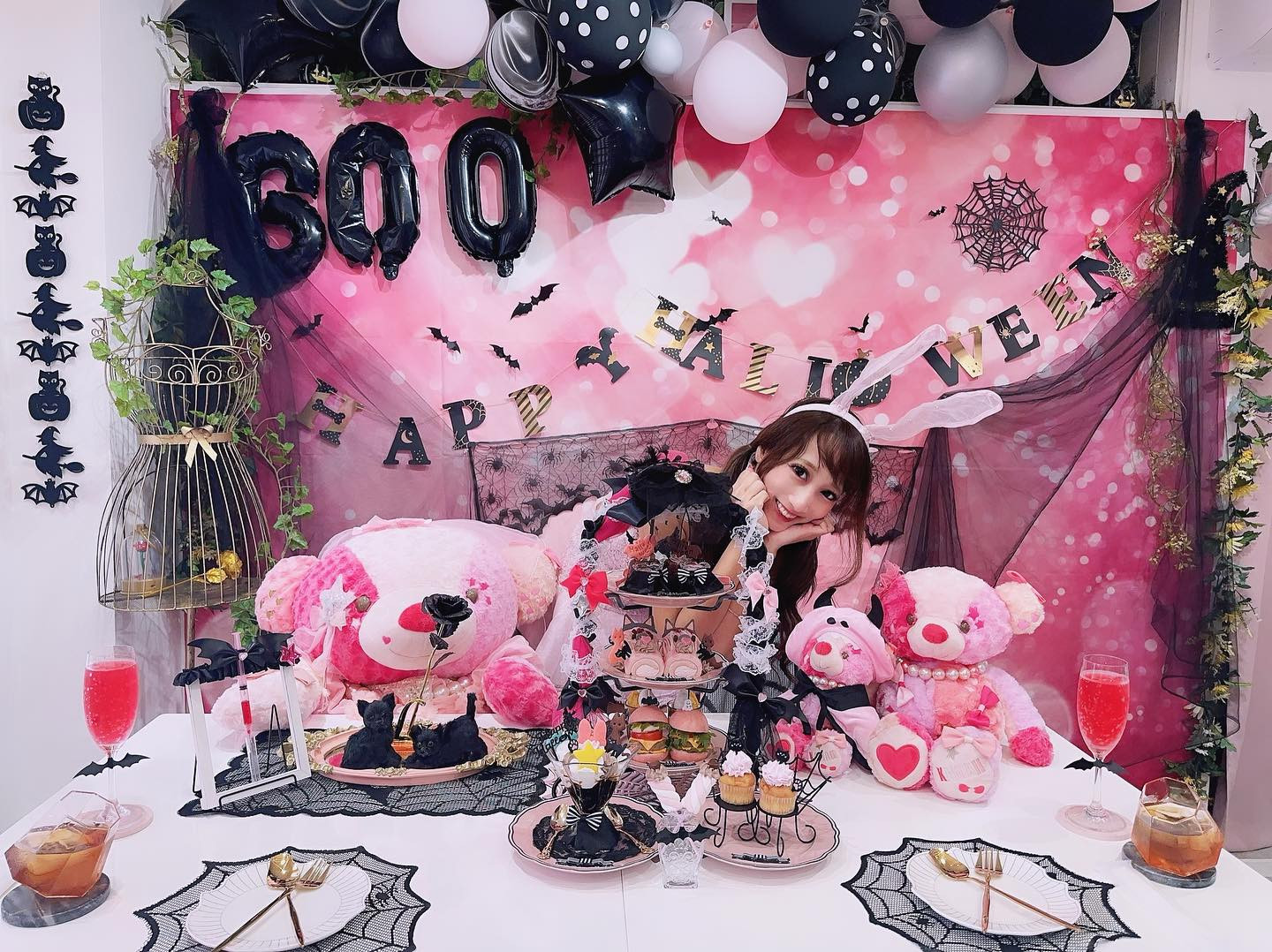 Boo Halloween afternoontea‍🐈‍⬛💗
中板橋 rememberさん🎀︎💕︎

今年のrememberさんの
ハロウィンアフタヌーンティーは
黒×ピンクのお色味が可愛い
黒猫テーマのピンクハロウィン🐈‍⬛🩷

とおおぉっても可愛くて
テンションあがった☺️💓💓

可愛いのはもちろん
お料理がとっても美味しいのと
ひとつひとつのこだわりがすごくて
丁寧で、どれも手抜いてなくて、、
唯一無二💗の
アフタヌーンティーです💓💓

明日からのXmasも楽しみっ🥰
衣装はsugarさんの
ピン