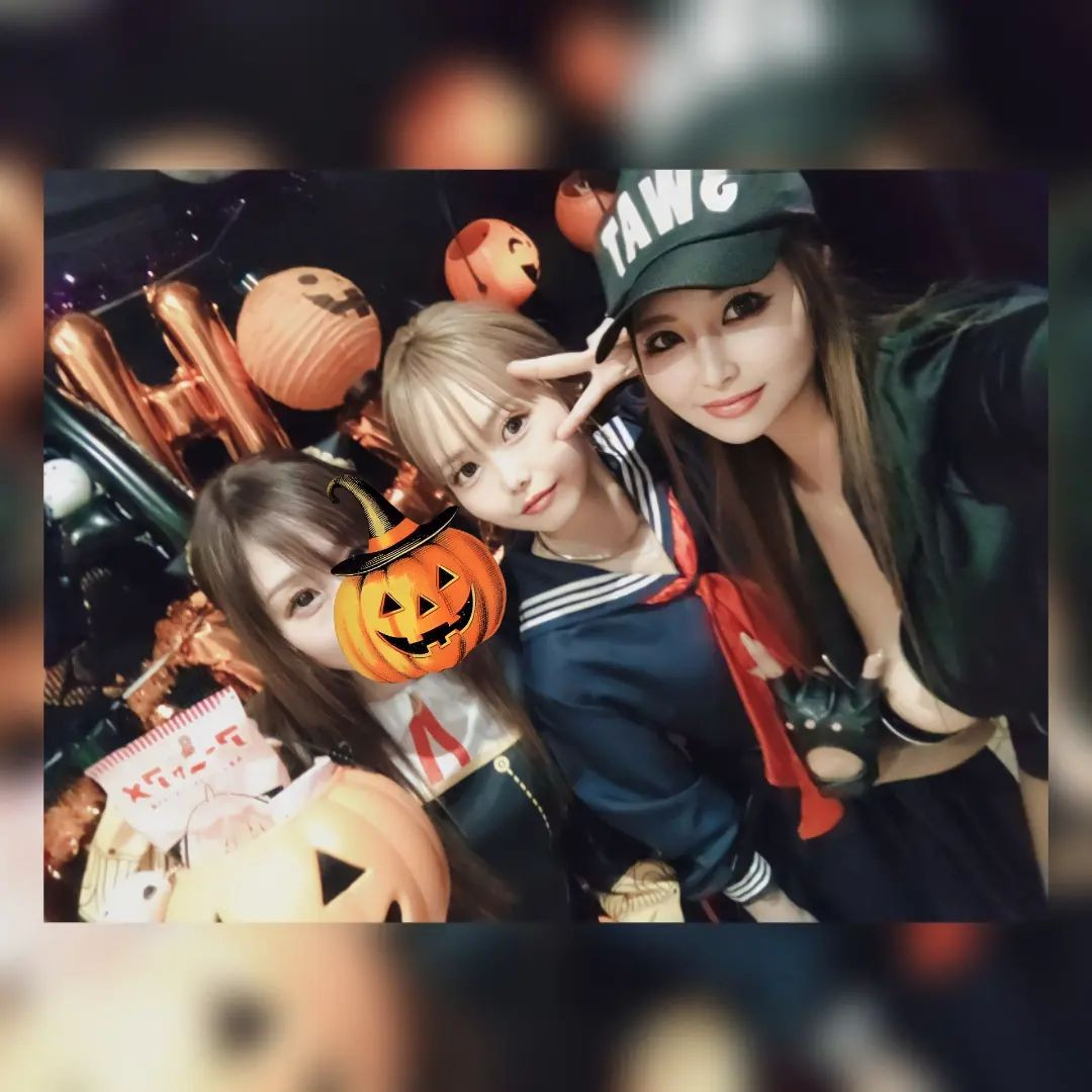 今日雷すごすぎる⚡
雷好きだからテンションあがっちゃうぅぅぅ🤟
ゆりてんてぃのアーニャ似合ってたー♥可愛かったなん♥
今日も雨ニモマケズ出勤いたします🤗
@hibiki.group
@letoile_sinseigroup 
#レトワール#響グループ #水川潤#美松ビル5F#札幌 #すすきの #北海道 #ニュークラブ #ニュークラ嬢 #すすきのニュークラ #ラウンジ #ラウンジ嬢 #キャバクラ #キャバ嬢 #ホステス #夜職 #ナイトワーク #ポケパラ #インスタ指名 #求人 #お酒好きな人と繋がりたい 