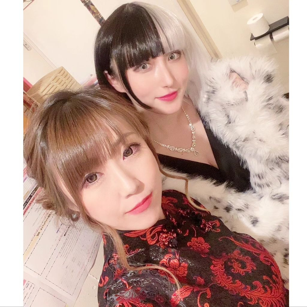 .
ハロウィンはクルエラでした👠

数年前に実写映画やってたけど、ピンとくる人少ないのかな？？🤔
101匹わんちゃんの悪役の人ーって言ったら大体通じた笑

変身にかかる時間をできるだけ少なくするためにちゃんと前日ウィッグとメイクの練習したの、めっちゃ偉いまなみ👏

そして結構好評でとても嬉しい♥️
誰かわからないくらい真逆になるの楽しいね🤞🏻

何人かになんならボブでそのメイクの方が似合うよって言われたけどそれは…どうしようかな…笑

好きなのは今の方だけど、どっちのほうがウケがいいんだろうか🧐

要検討