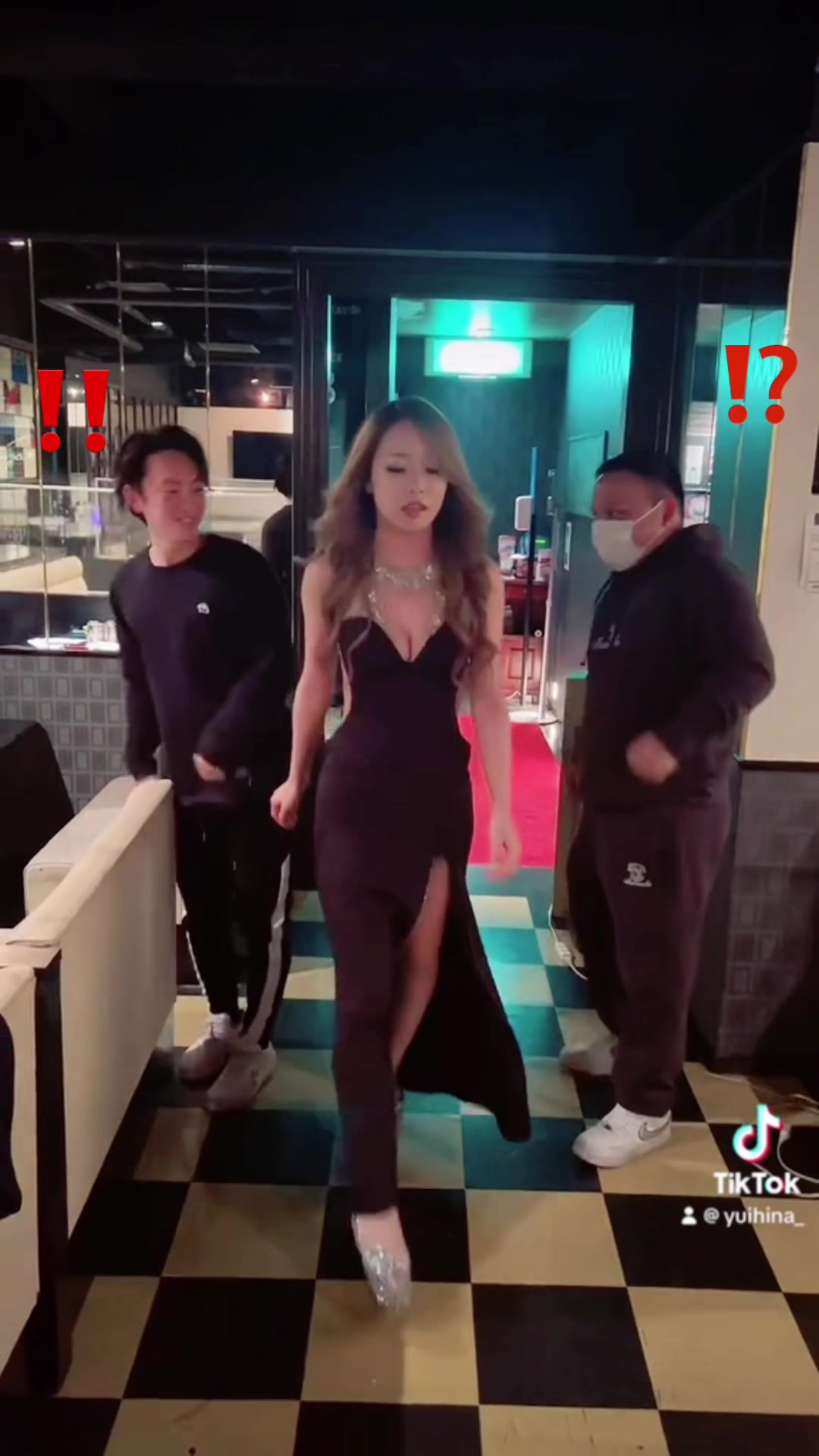 〚 ゆいひなどっちでしょう！〛 後ろ2人かわいそうwww (内装変わる前の動画) (傘もって踊るやつね流行ったやつね) #Vega#双子#沼津