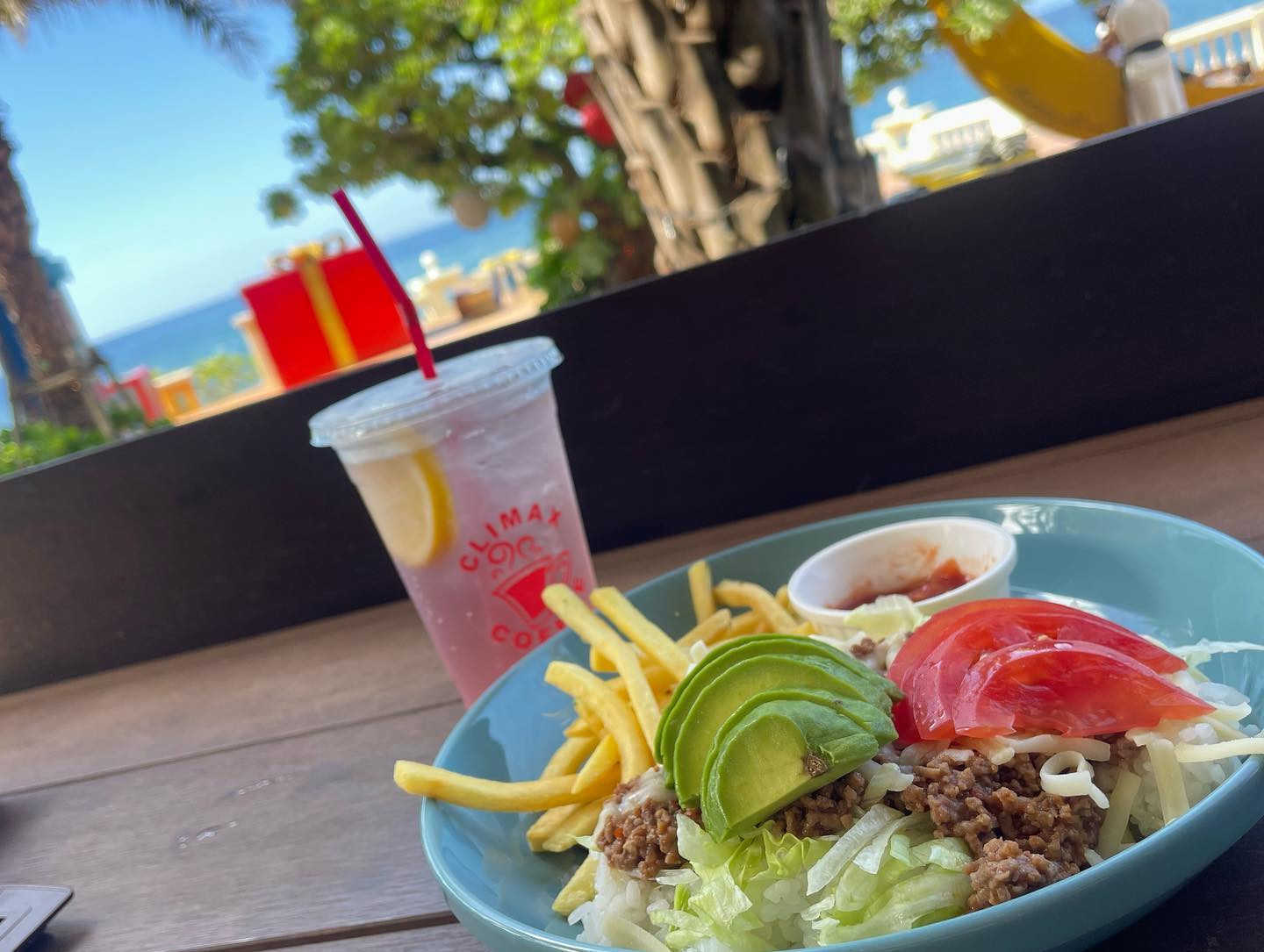 💙

沖縄グルメ🥗🍔

とりあえず海と空が背景って
なんでも映えちゃうのすごい
胃袋むげんコンビだったので
1回の昼ごはんで2食いくスタイル🫶🏻
島らっきょうはまじで一生たべれる
そして何回行っても料理名が
独特すぎて覚えられんんん😇

次行くまでにうんまい沖縄そばしりたいナ🤧

#沖縄 #沖縄グルメ #沖縄そば #ソーキそば #沖縄旅行 #沖縄料理 #女子旅 #タコライス #ハンバーガー #沖縄ランチ #アメリカンビレッジ #海ぶどう #島らっきょう #ちゃんぷるー