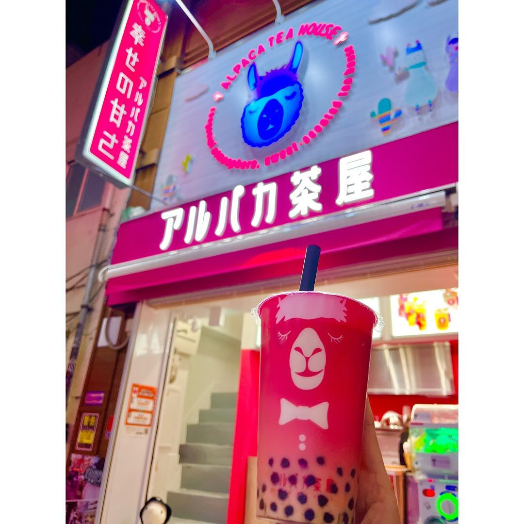 可愛い看板が目印のアルパカ茶屋さん🦙 ̖́-
池袋が本店なんだけど渋谷店もオープンしたとの事でタピオカミルクティーをお呼ばれしてきました🦙🧋
甘さ普通氷少なめLサイズを頂いたのだけれども､109の横にあって渋谷駅に着く頃には飲み干してた🤣
甘さもちょうど良くて最高🤭🧡
タピオカもちもちで美味しすぎたよ🥹🤎
最近タピオカ屋さん少なくなってきたから貴重だよね🥺

#アルパカ茶屋 
#渋谷スイーツ 
#渋谷タピオカ 
#渋谷カフェ 
#渋谷テイクアウト
#PR