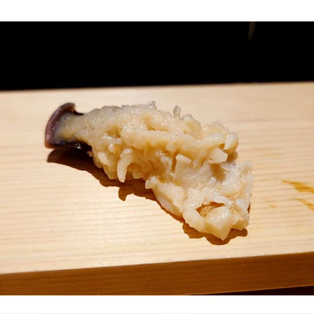 .
姫沙羅part2

今まで食べたほっきじゃないほっきで感動✨
おかわりしたいくらい美味しかった💕　

あとこれも進研ゼミ！のテンションだったんだけど、4枚目のえび🦐
上からぐいっと頬張るの照れるけどとても美味しかったです🤗🎉

えびのは意匠登録？という特許を持ってるらしく、他店が真似したら訴えれるとか🤫

そもそもそんなところがあれば狭い業界だしすぐに話が伝わってくると聞いて、同じく狭かった医療業界を思い出す…笑

姫沙羅は最後にデザートじゃなくて太巻きが出てくるの、実際見ると結構なボリュームでちょっ