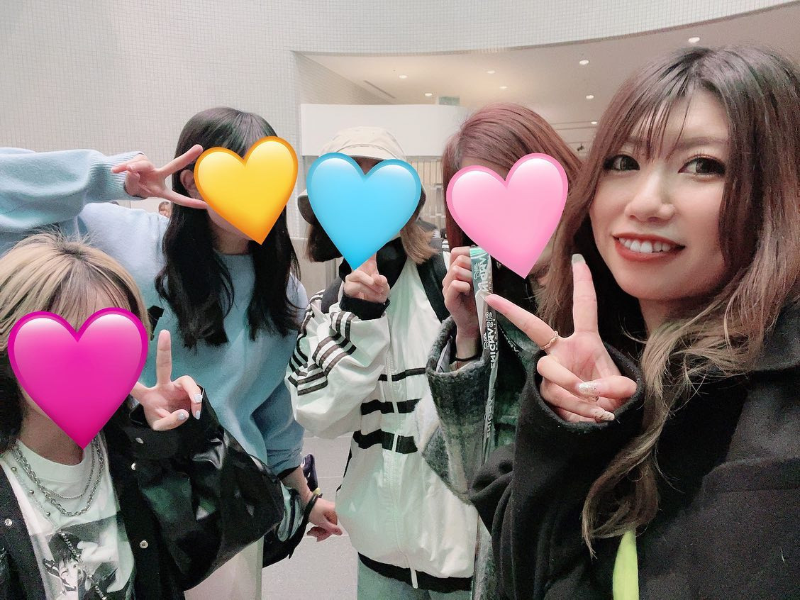 💙

大宮は10年来のおともだちが
たくさんいてしあわせでした

10代からなかよしなみんなが
いてくれるからライブがたのしい🐸🤍
こーやっていくつになっても
変わらずいたいよね〜〜
みんなかわいくて自慢のともだち🫶🏻

さ、今日も祝日だけど営業デス💚
二日酔いやばすぎるけどがんばろ〜🍻

@takuya_world_official 
@uverworld_official 

#uverworld #uverworld好きな人と繋がりたい #takuya_world_official #uverwor