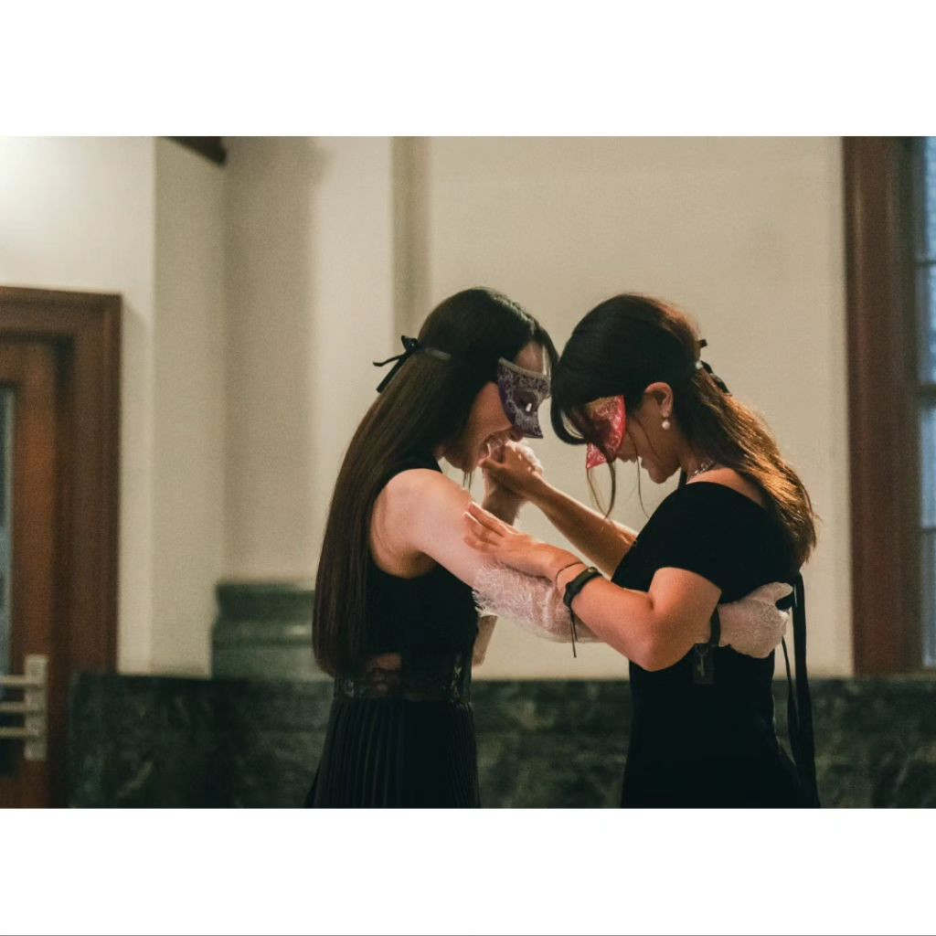 .
なんと！
人生初の仮面舞踏会に参加してきました〜〜🎉

旧Twitterかインスタかで見かけて今年はじめの開催知ってて、でも自分のバースデーと丸被りしてて行けず
次の機会を伺ってたら10月の開催が🙌🙌

でも周年3日間終わったあとの次の日🫠笑

体力的にはキツかった〜🥺
でも凄く楽しかった♥️

いままでなにか新しいことやってみるにしても一人でなにかをするとかだったけど、今回は見ず知らずの人と会話して社交ダンスまで踊っちゃうという陰キャにはハードなイベント…

人見知りだし絶対キョドっちゃうよ〜〜とド