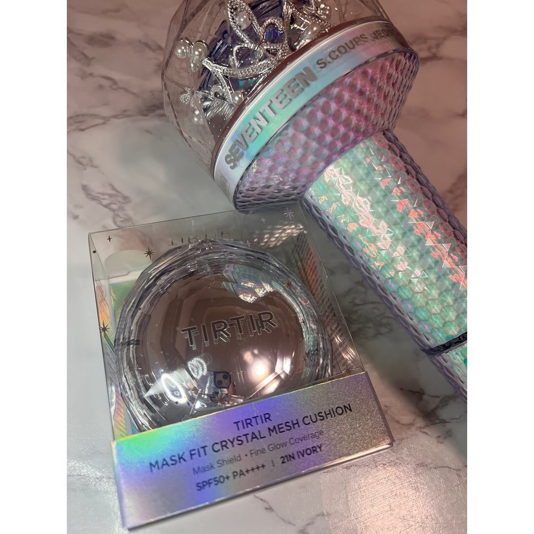 TIRTIRさんで1番注目されてる人気商品､MASK FITクッションシリーズから新しく発売されたメッシュクッション🤍
4秒に1個が売れてるんだって😳
ツヤ肌に魅せたい方にはもちろんオススメ✨️
脂性肌の方でもメッシュクッションの上にパウダーを乗せるといい感じに仕上がるよ🩷
ナチュラルメイクからしっかりカバーまでパフで重ねる回数で仕上がりをコントロールできるのも魅力的🥹✨️
カバー力ある上に艶も出て可愛いパッケージだから持ち歩きたくなっちゃう🥹🩷🩷
最初に使用する前にメッシュ網にファンデーションが浸かるよ